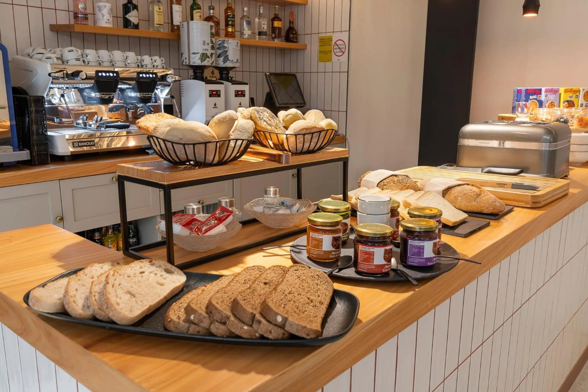 Buffet breakfast in Sercotel EsteOeste