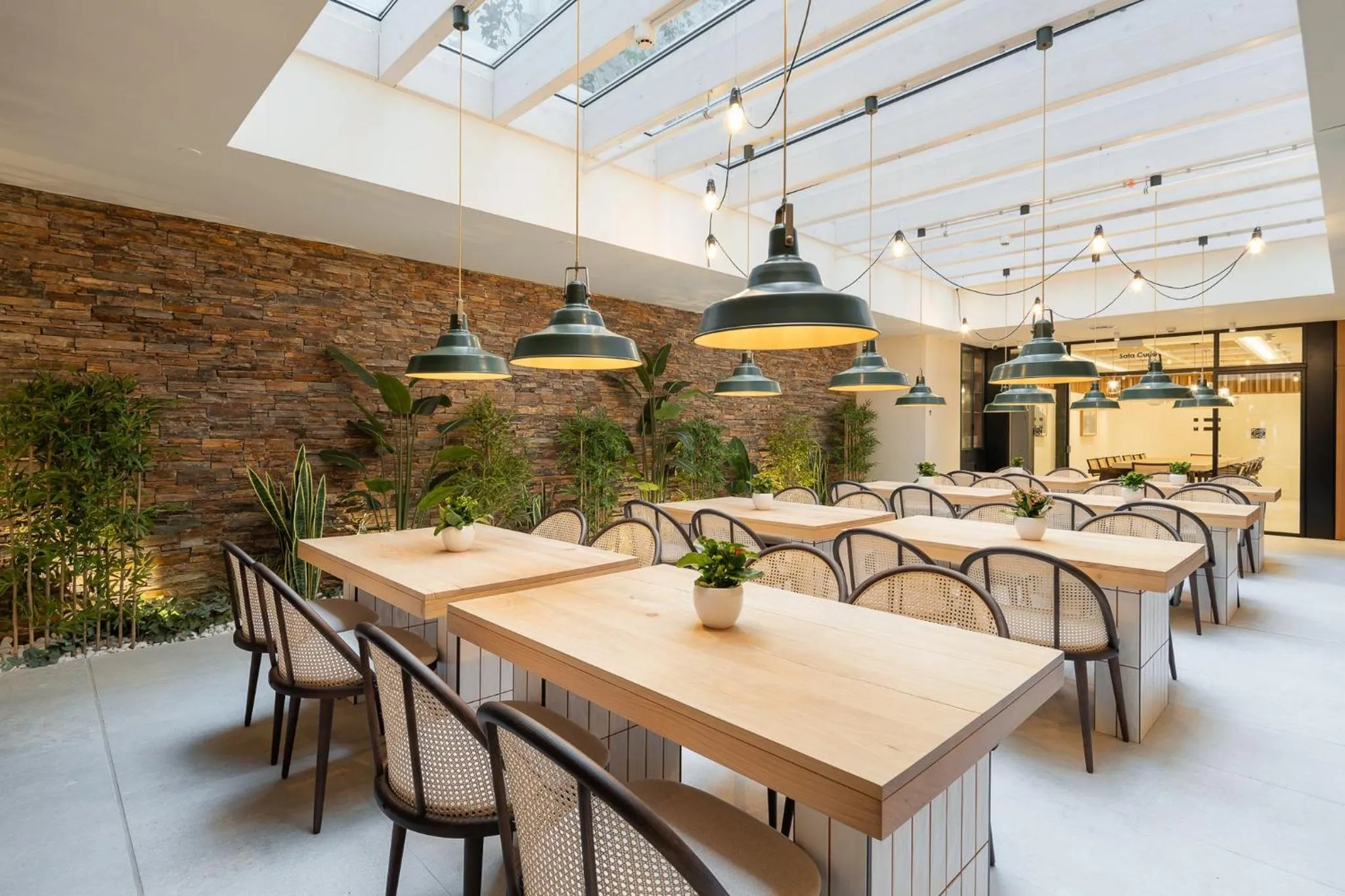 Restaurant/places to eat in Sercotel EsteOeste