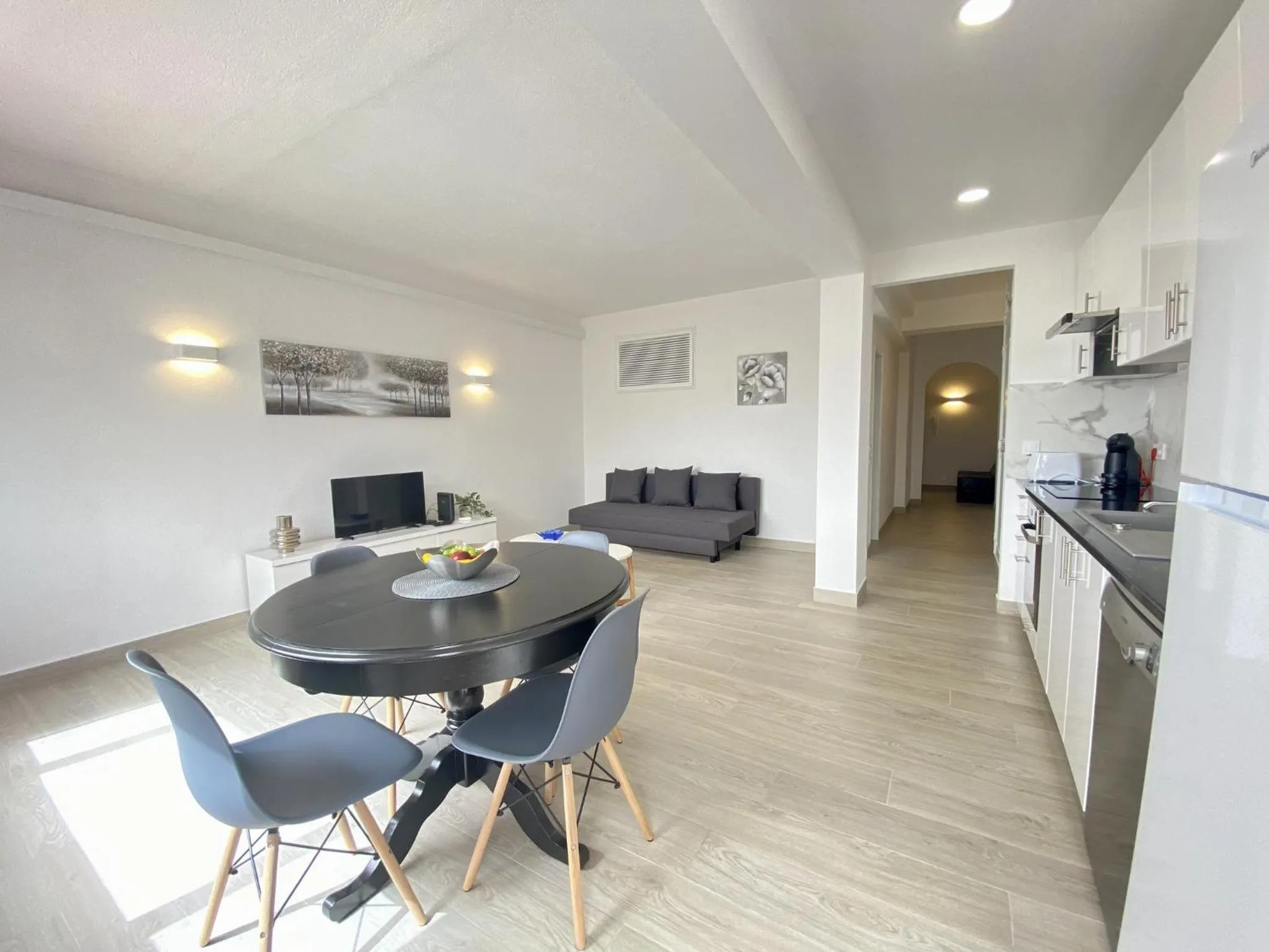 Dining area in Albufeira Central 6 by Homing