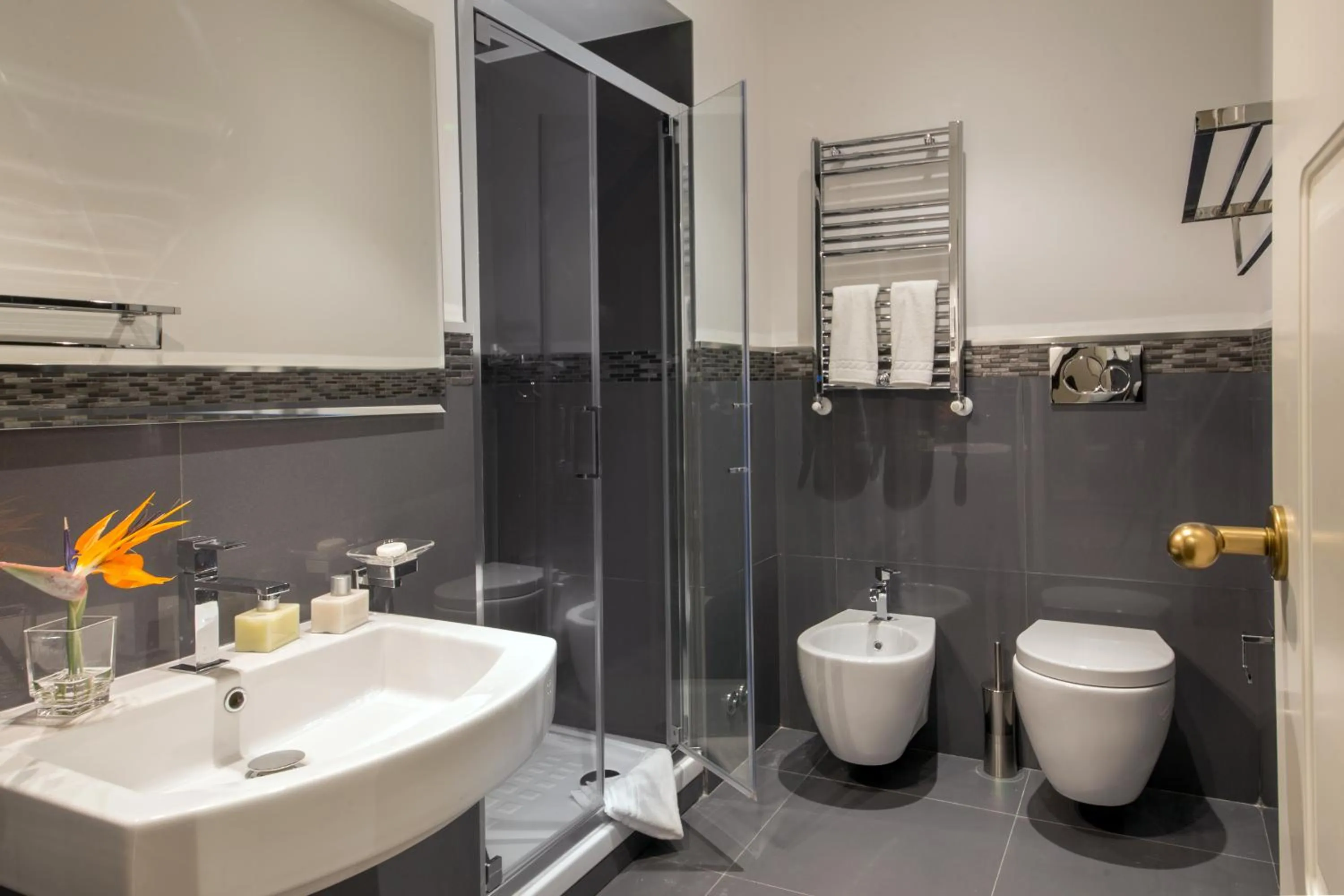 Shower in Tridente Suites