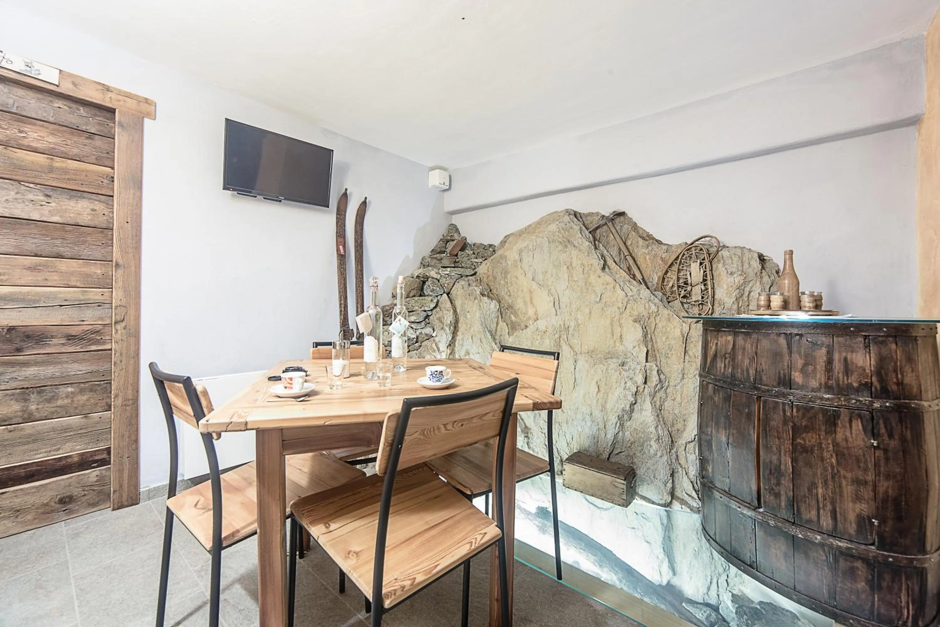 Restaurant/places to eat in Alpe Rebelle