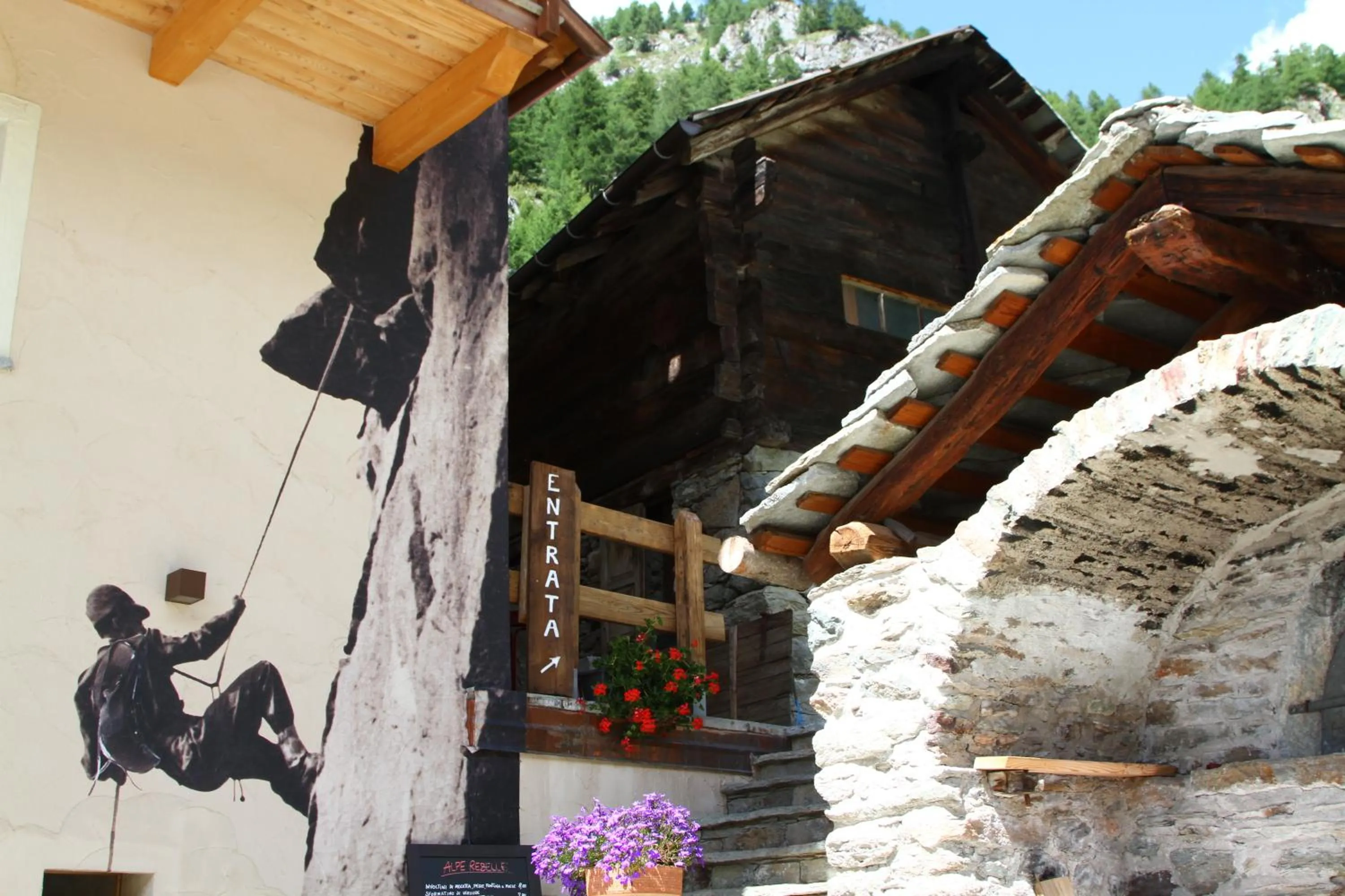 Facade/entrance in Alpe Rebelle