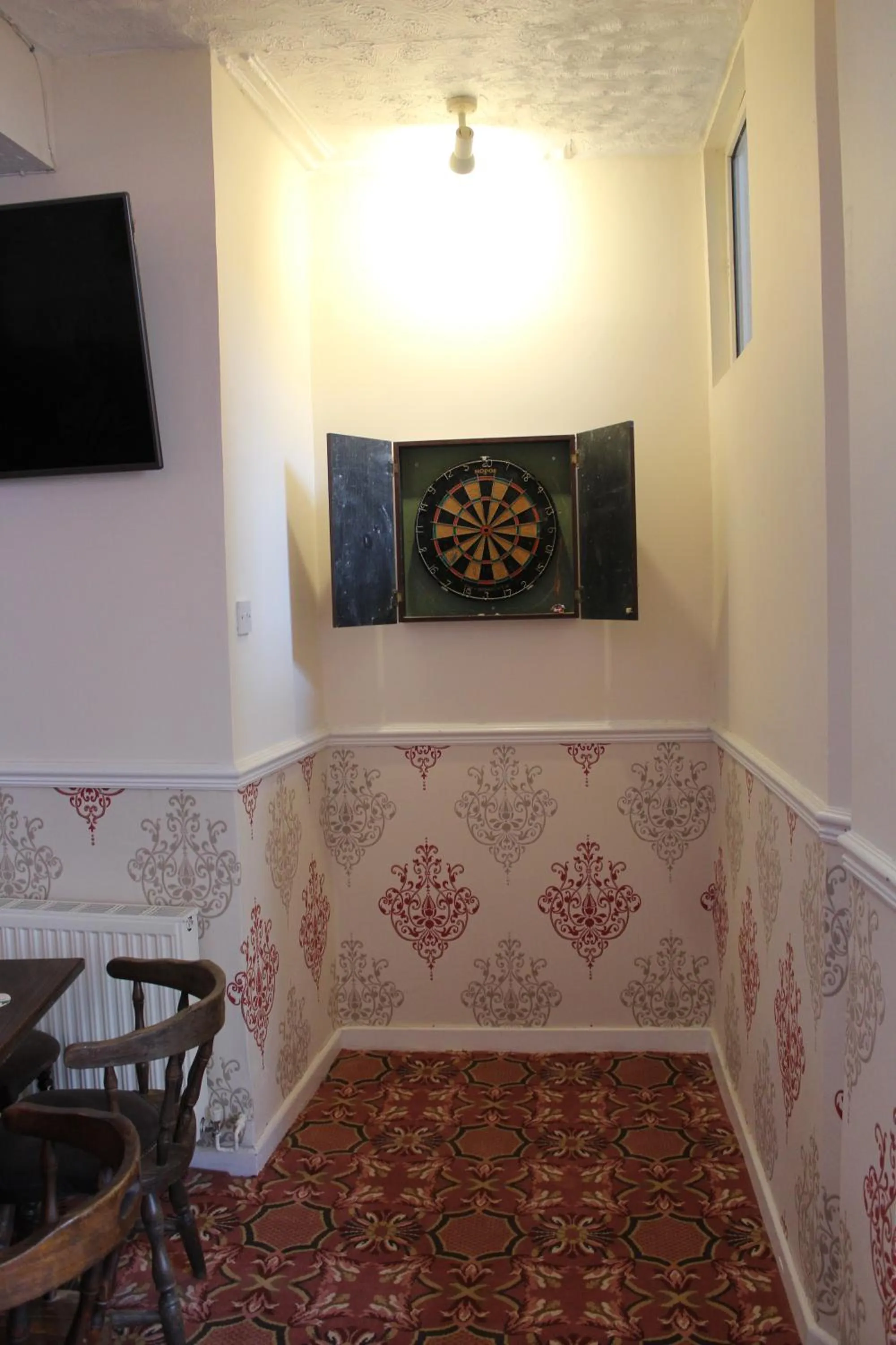 Communal lounge/ TV room in Middlegate Hotel