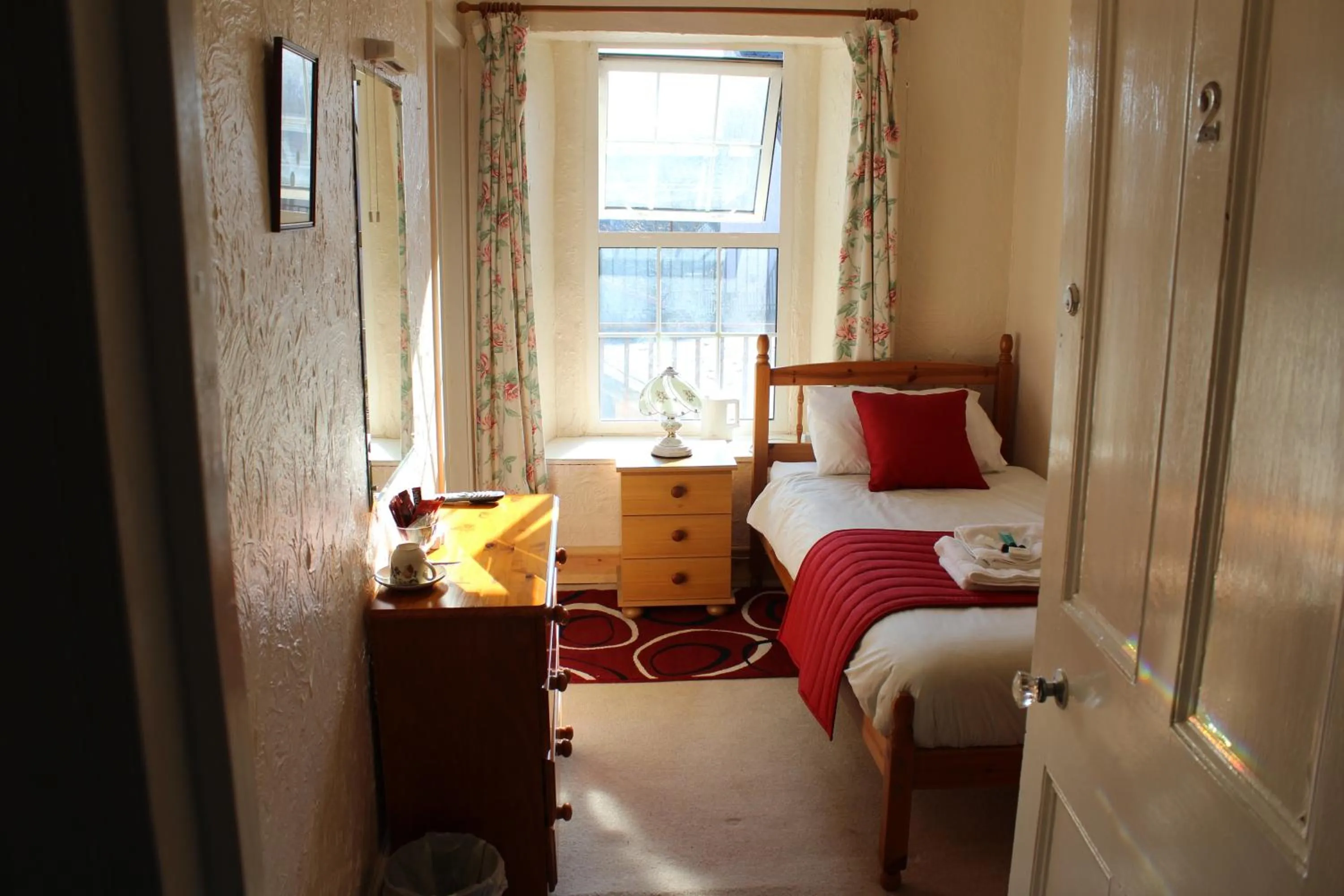 Photo of the whole room, Bed in Middlegate Hotel