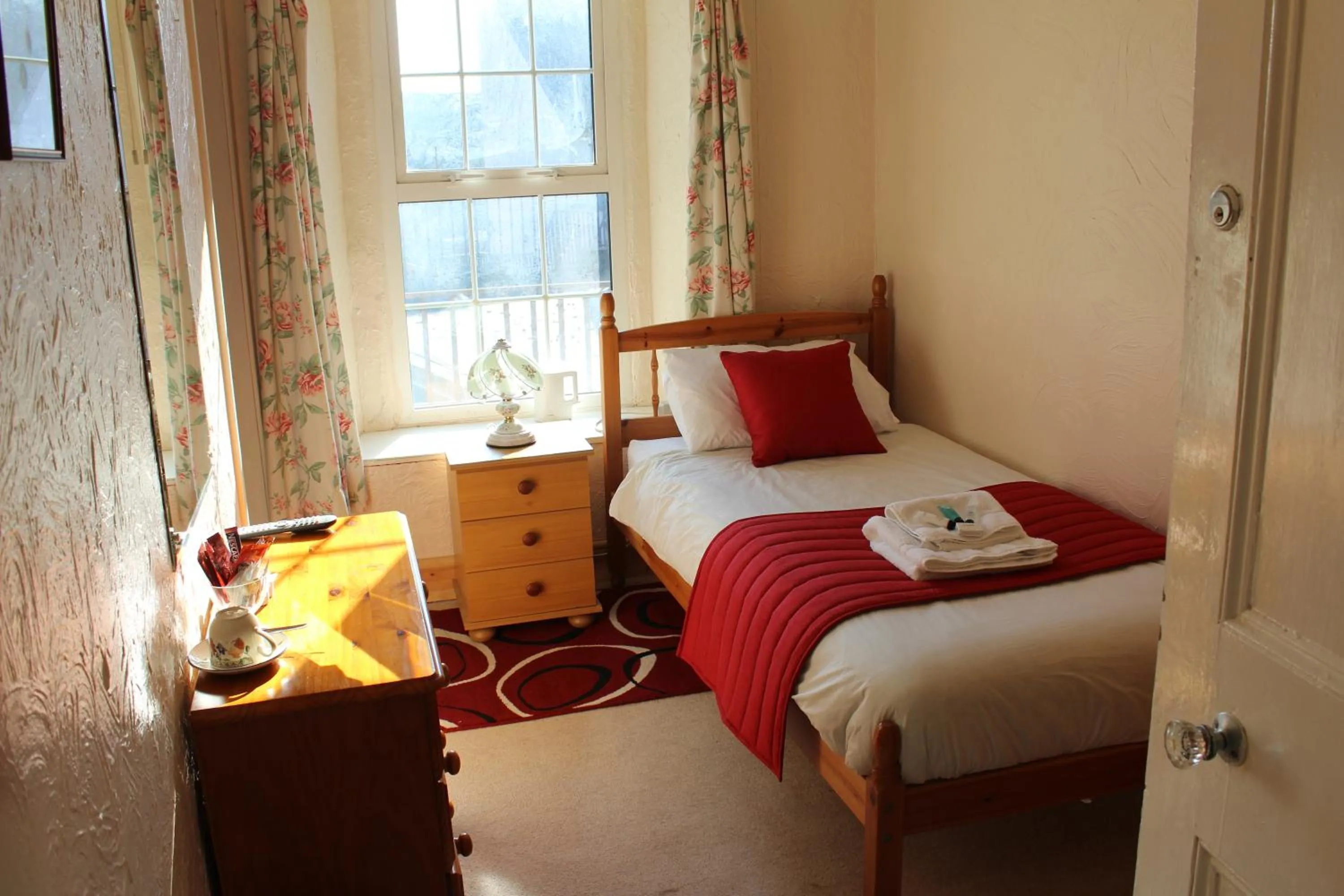 Photo of the whole room, Bed in Middlegate Hotel