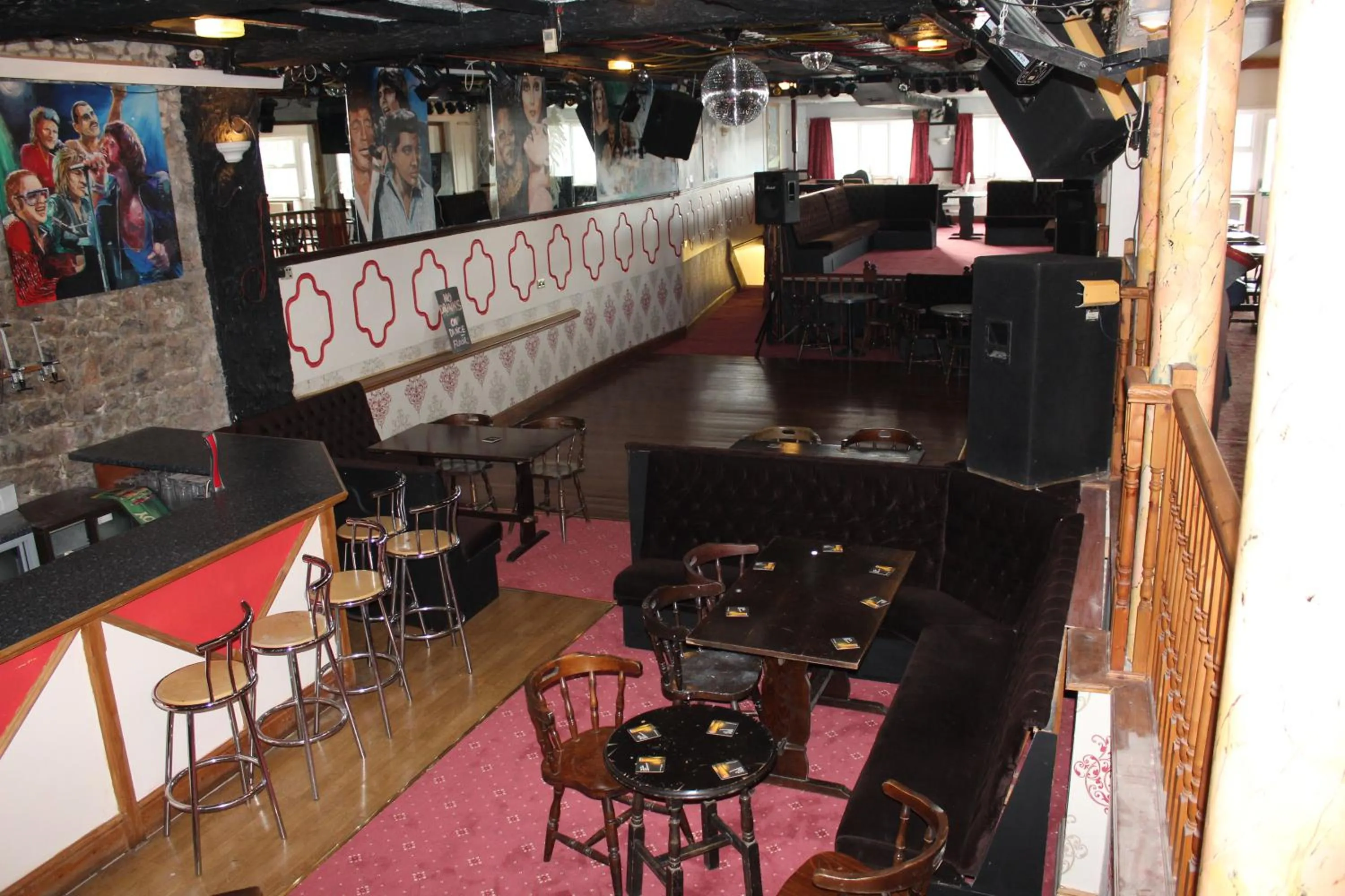 Nightclub / DJ in Middlegate Hotel