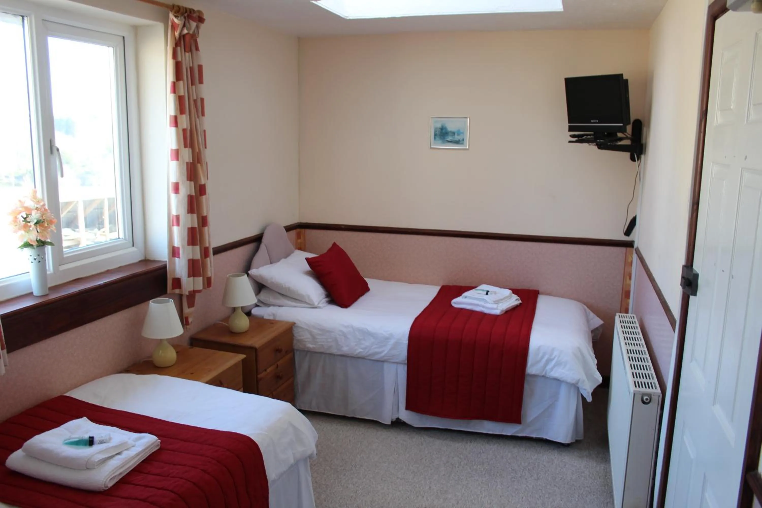 Photo of the whole room, Bed in Middlegate Hotel