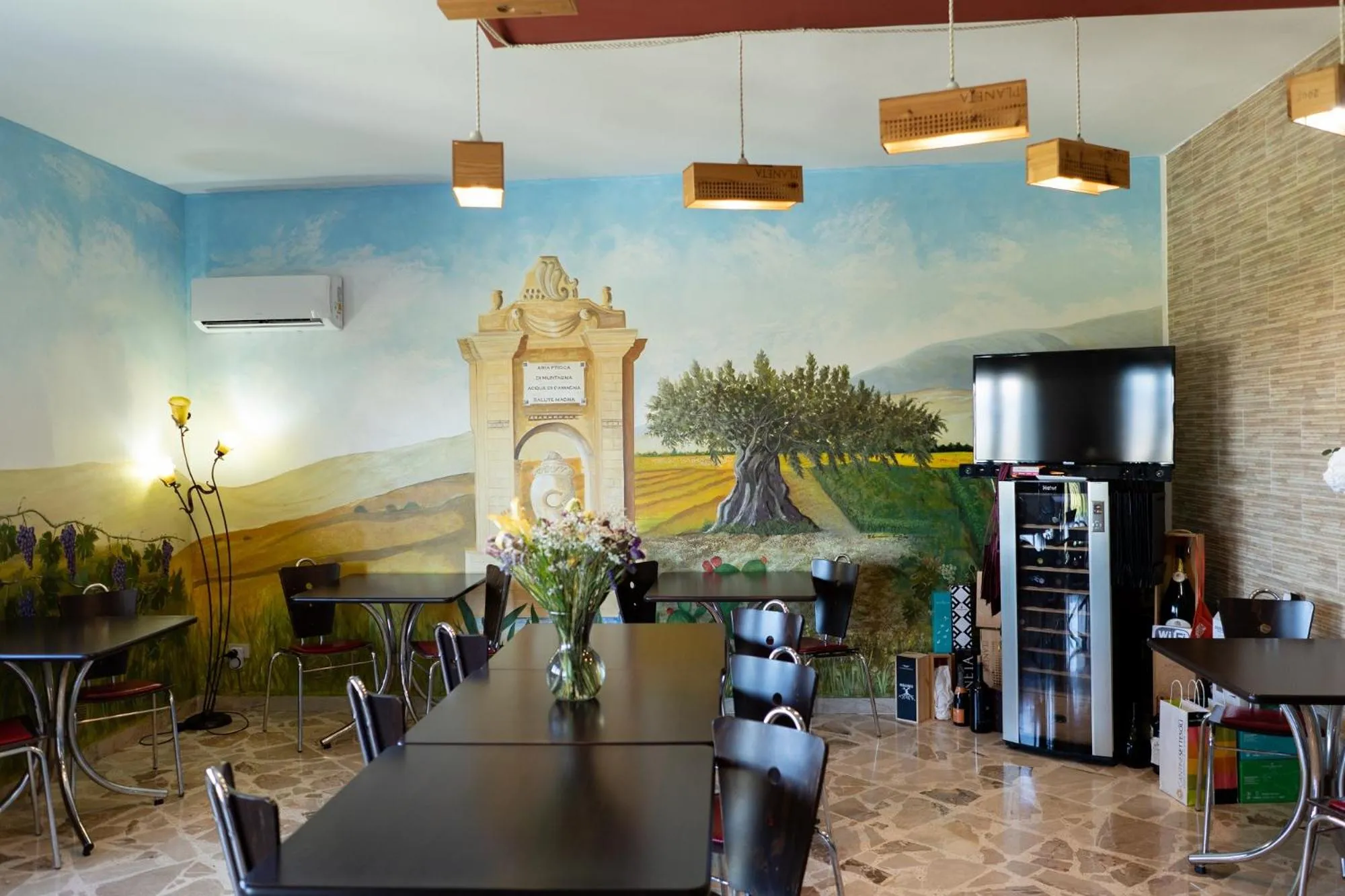 Communal lounge/ TV room in Camagna Country House