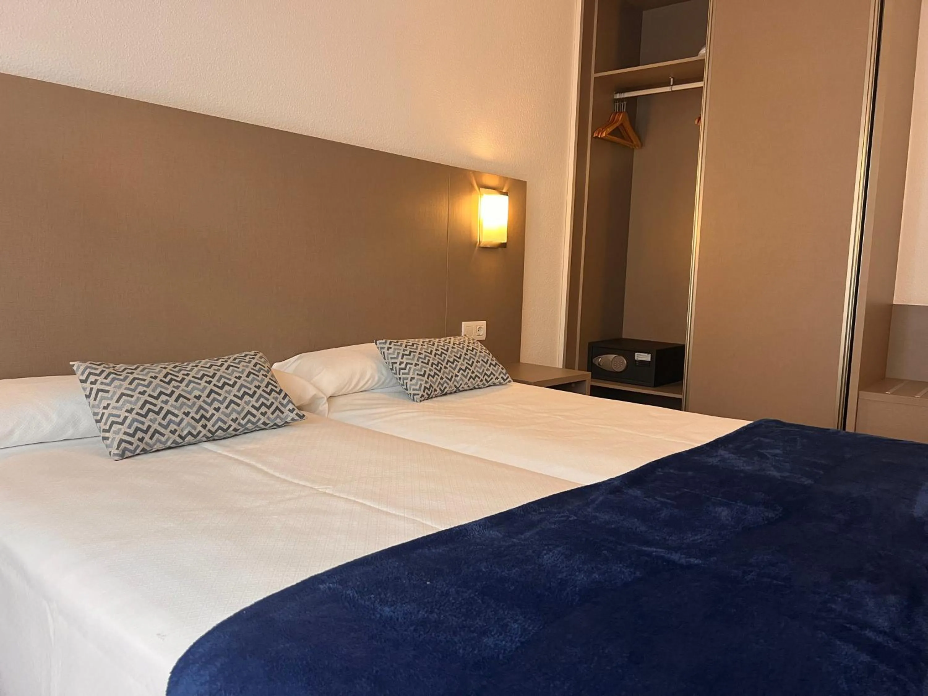 Photo of the whole room, Bed in Hotel Montesol Benidorm