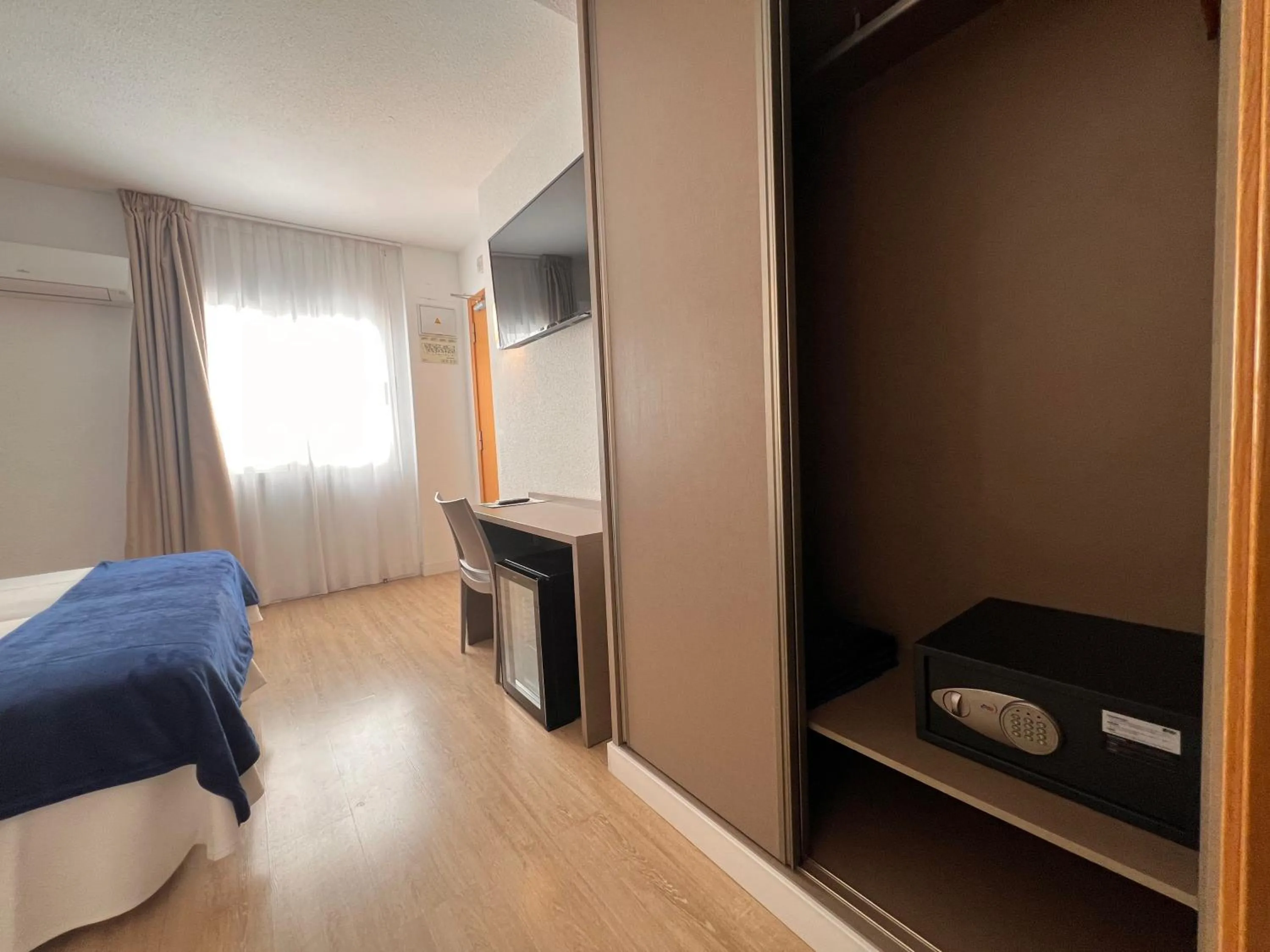 Photo of the whole room, Bed in Hotel Montesol Benidorm