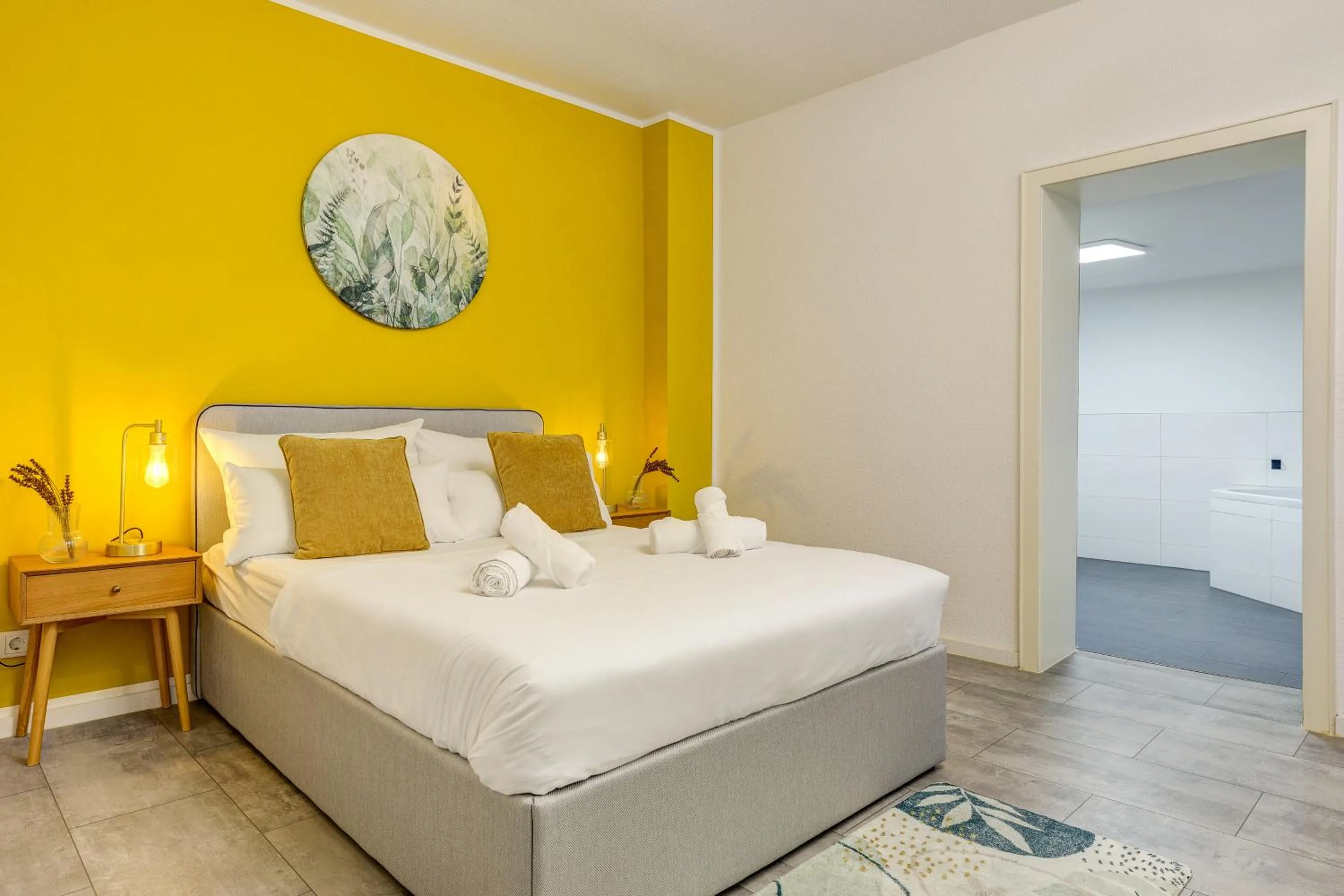 Bed in Zentrale Design Wohnung in Ufernähe - 105 qm - Parkplatz - Küche - Netflix