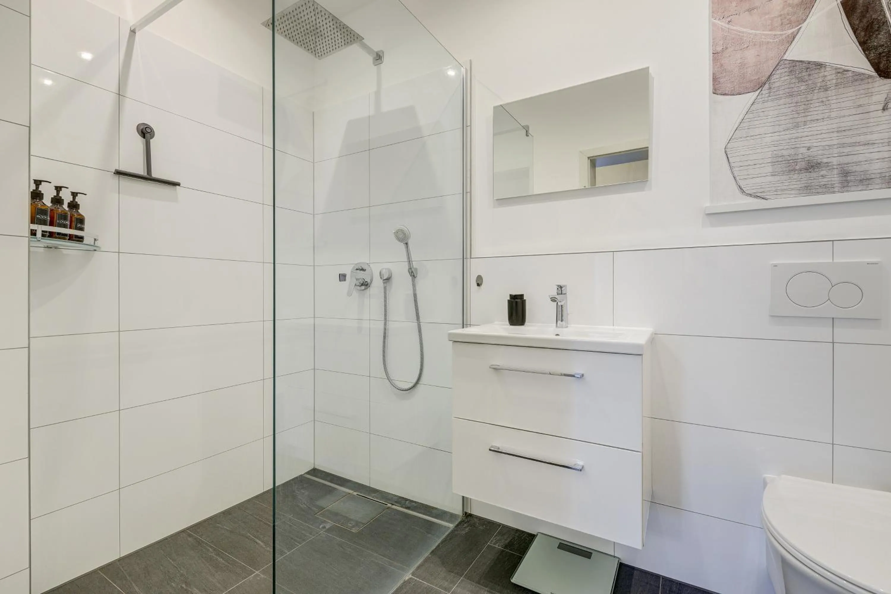 Shower in Zentrale Design Wohnung in Ufernähe - 105 qm - Parkplatz - Küche - Netflix