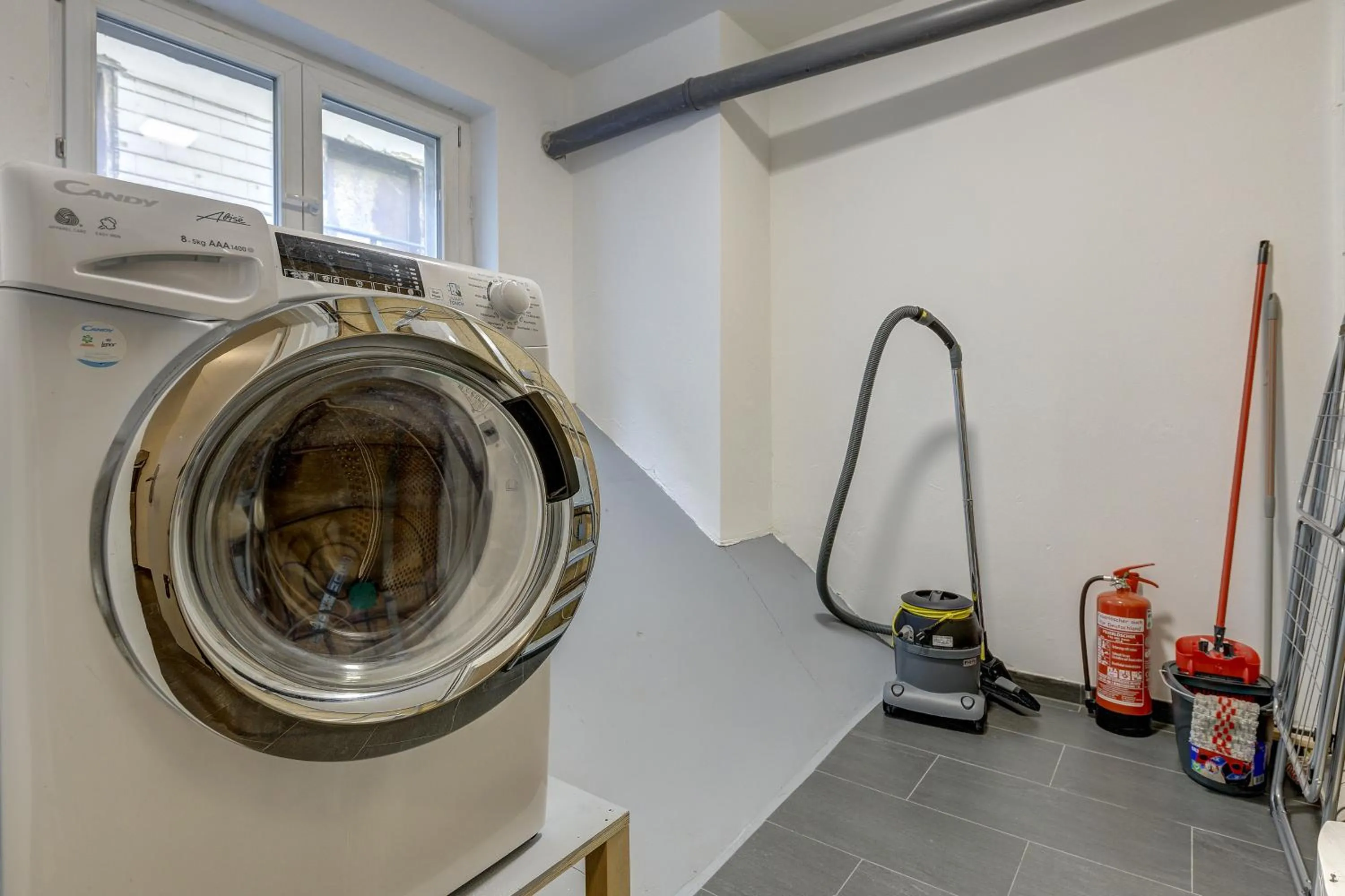 washing machine in Zentrale Design Wohnung in Ufernähe - 105 qm - Parkplatz - Küche - Netflix