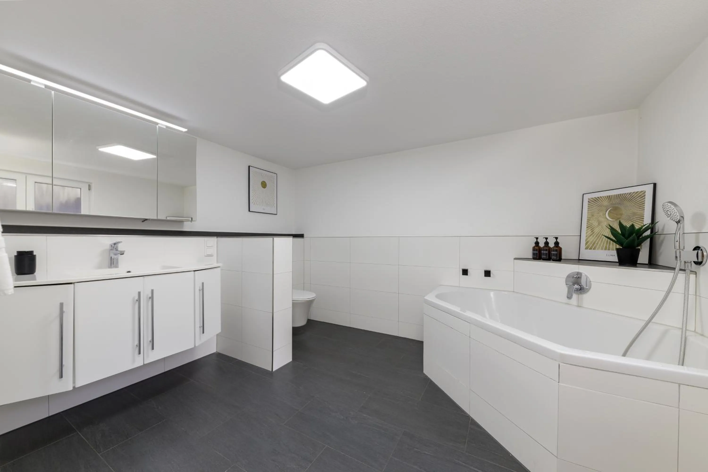 Toilet in Zentrale Design Wohnung in Ufernähe - 105 qm - Parkplatz - Küche - Netflix