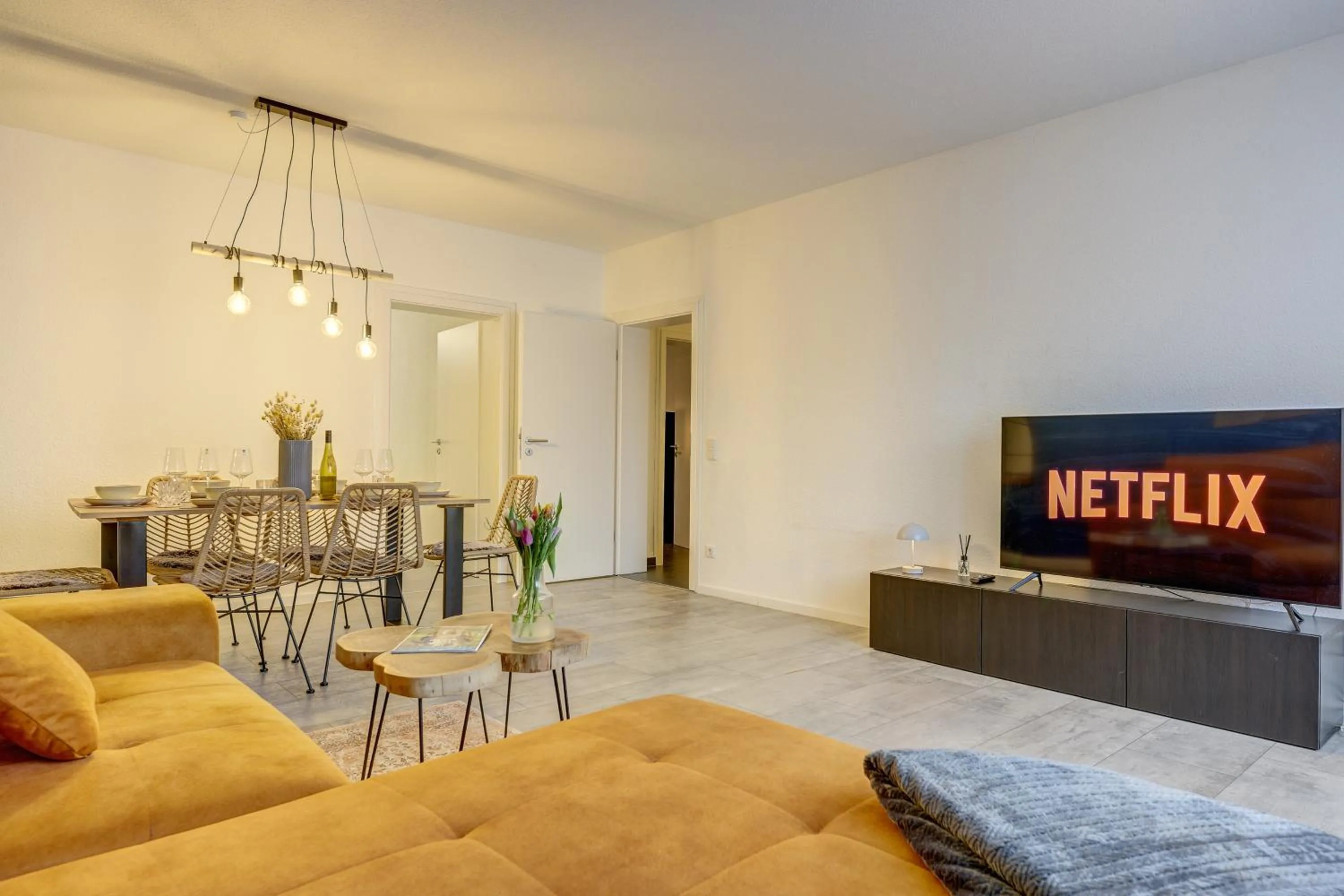 Communal lounge/ TV room in Zentrale Design Wohnung in Ufernähe - 105 qm - Parkplatz - Küche - Netflix