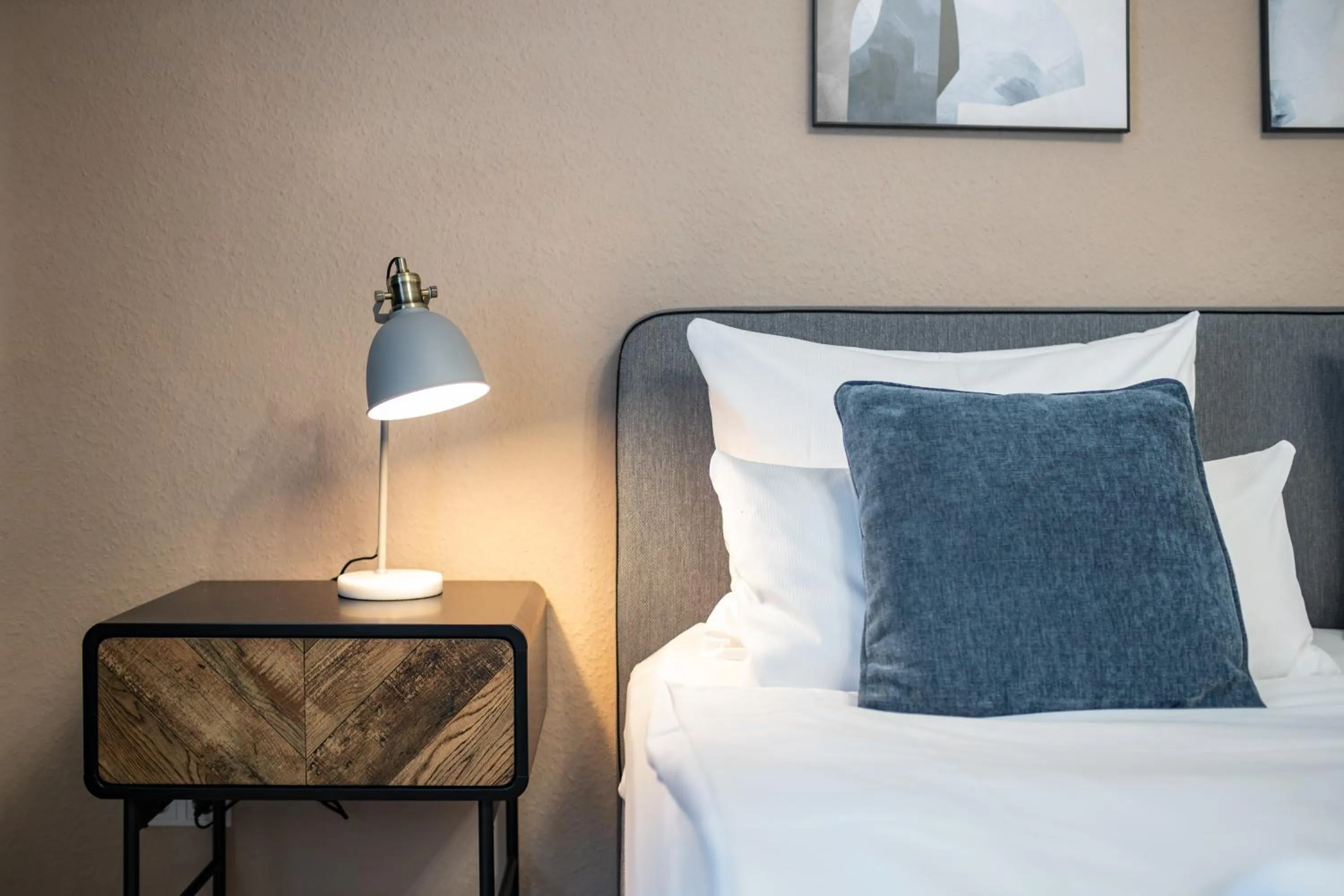 Bed in Zentrale Design Wohnung in Ufernähe - 105 qm - Parkplatz - Küche - Netflix