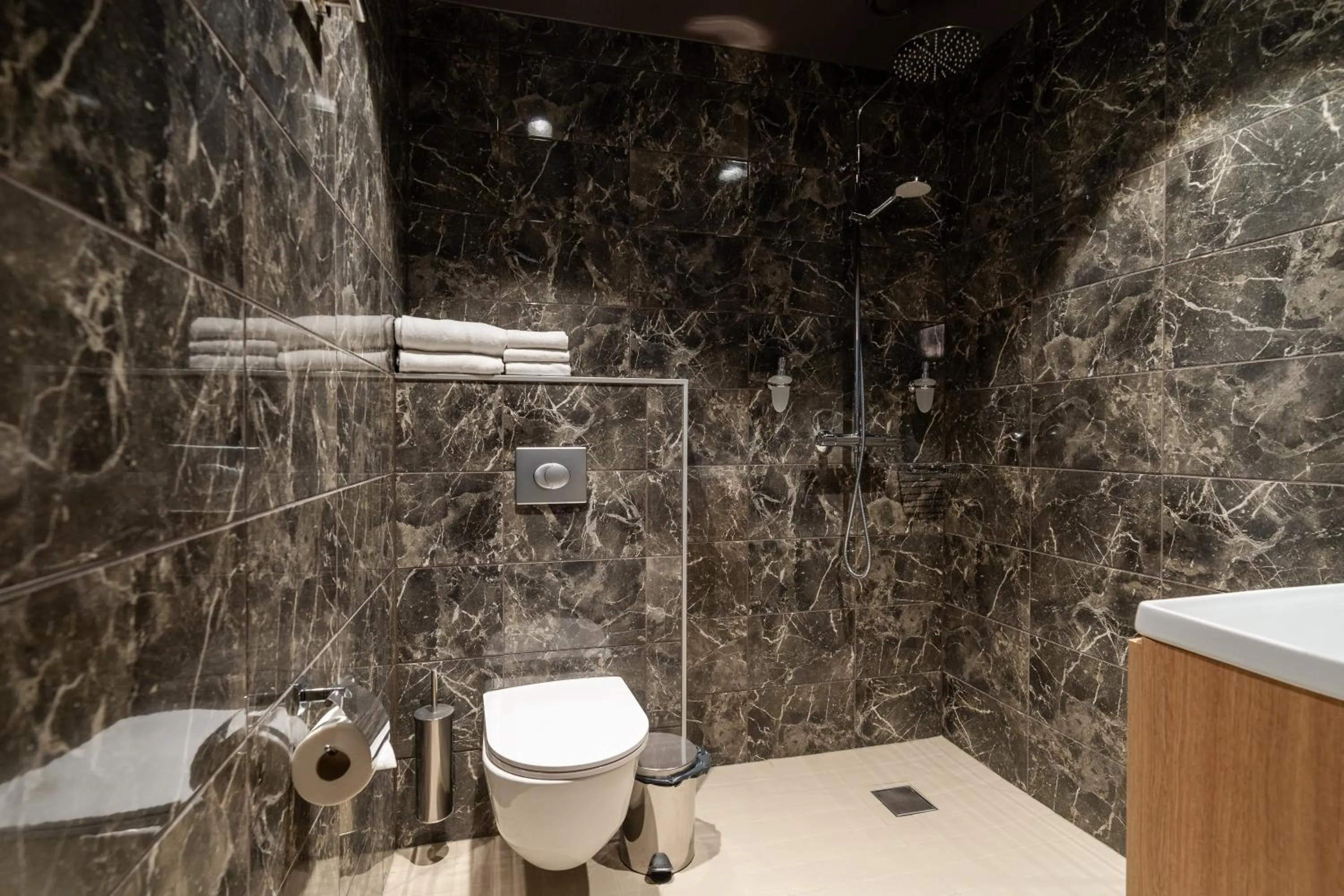 Shower in Postmaster Hotel