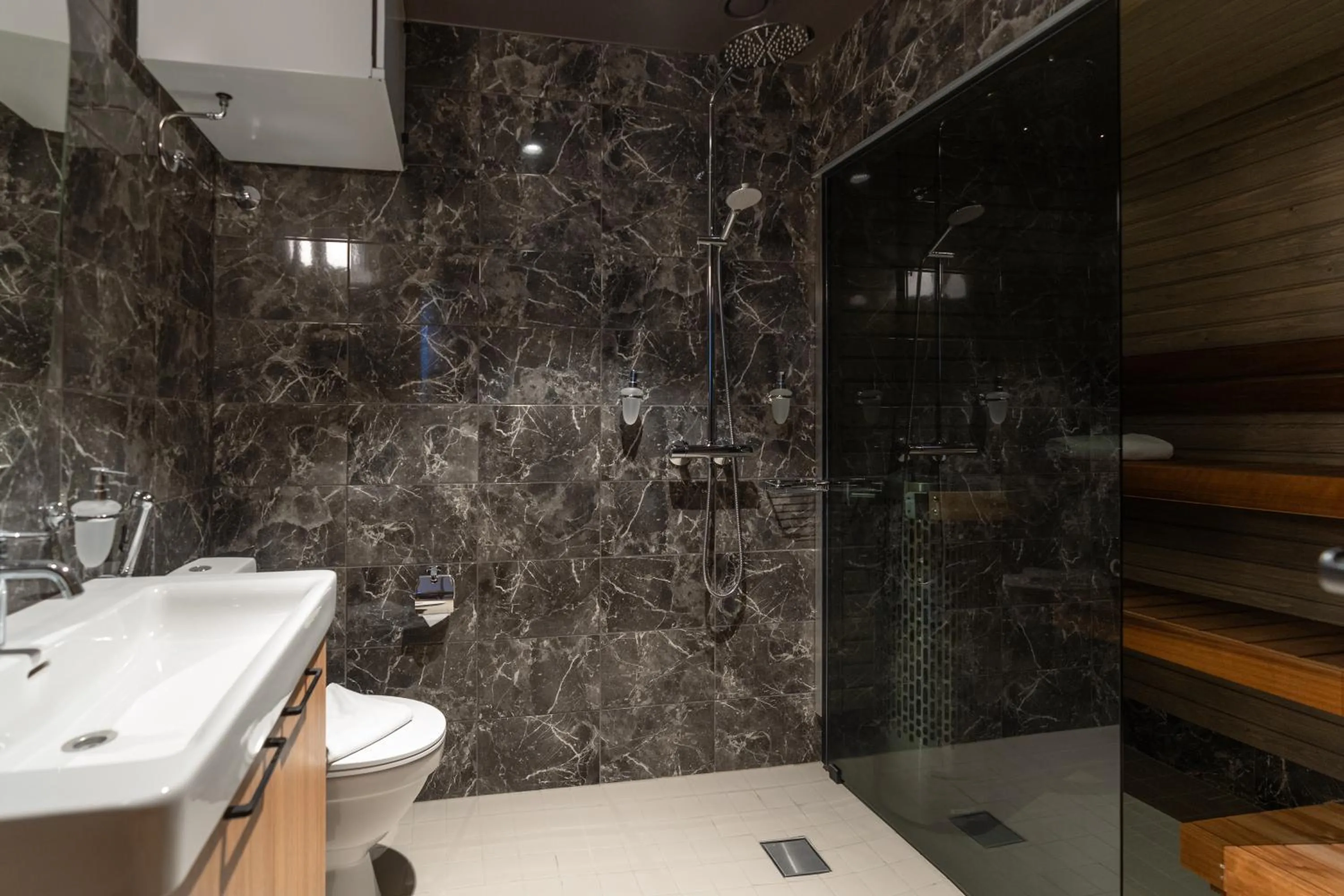 Shower in Postmaster Hotel