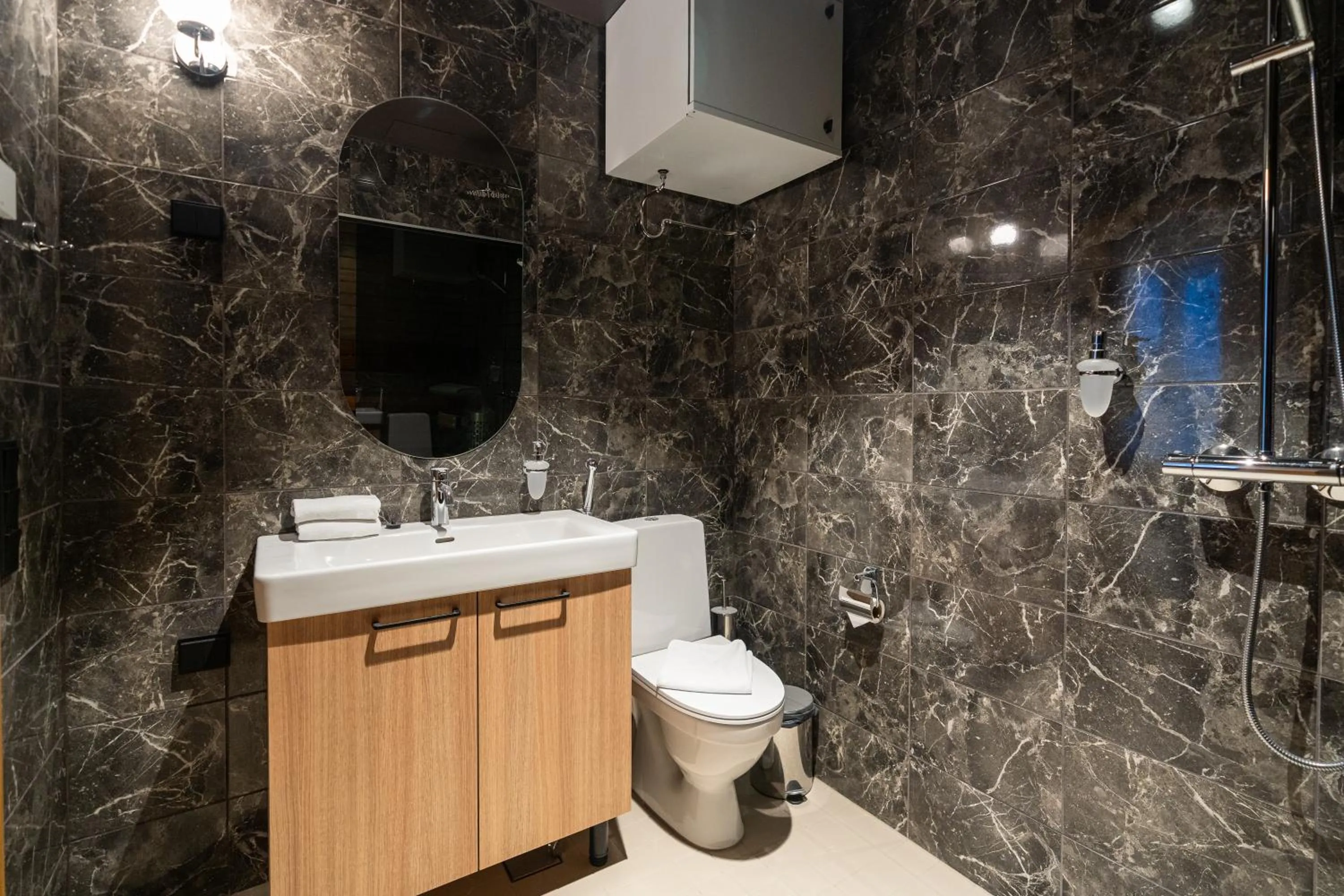 Shower in Postmaster Hotel