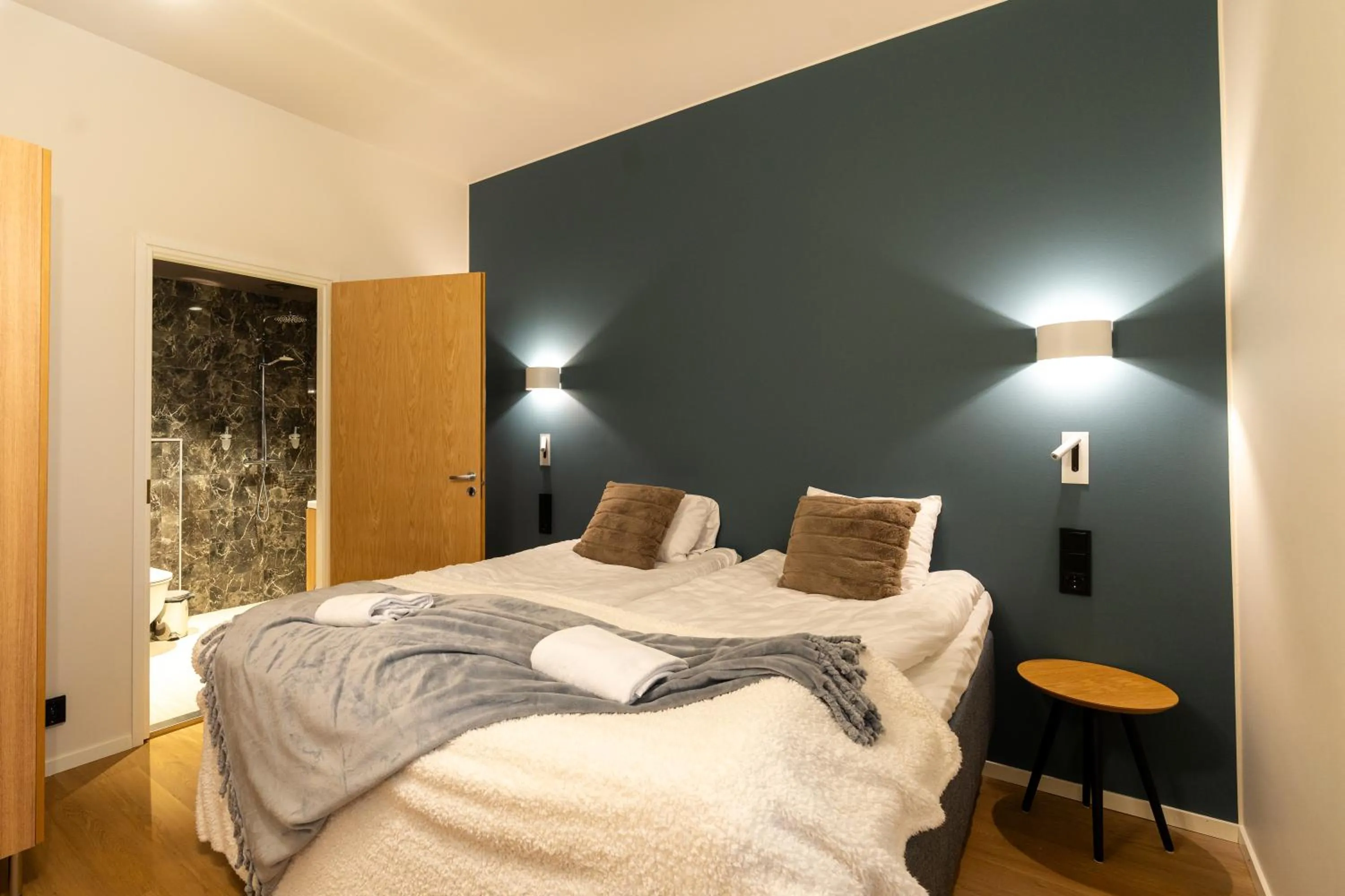 Shower, Bed in Postmaster Hotel