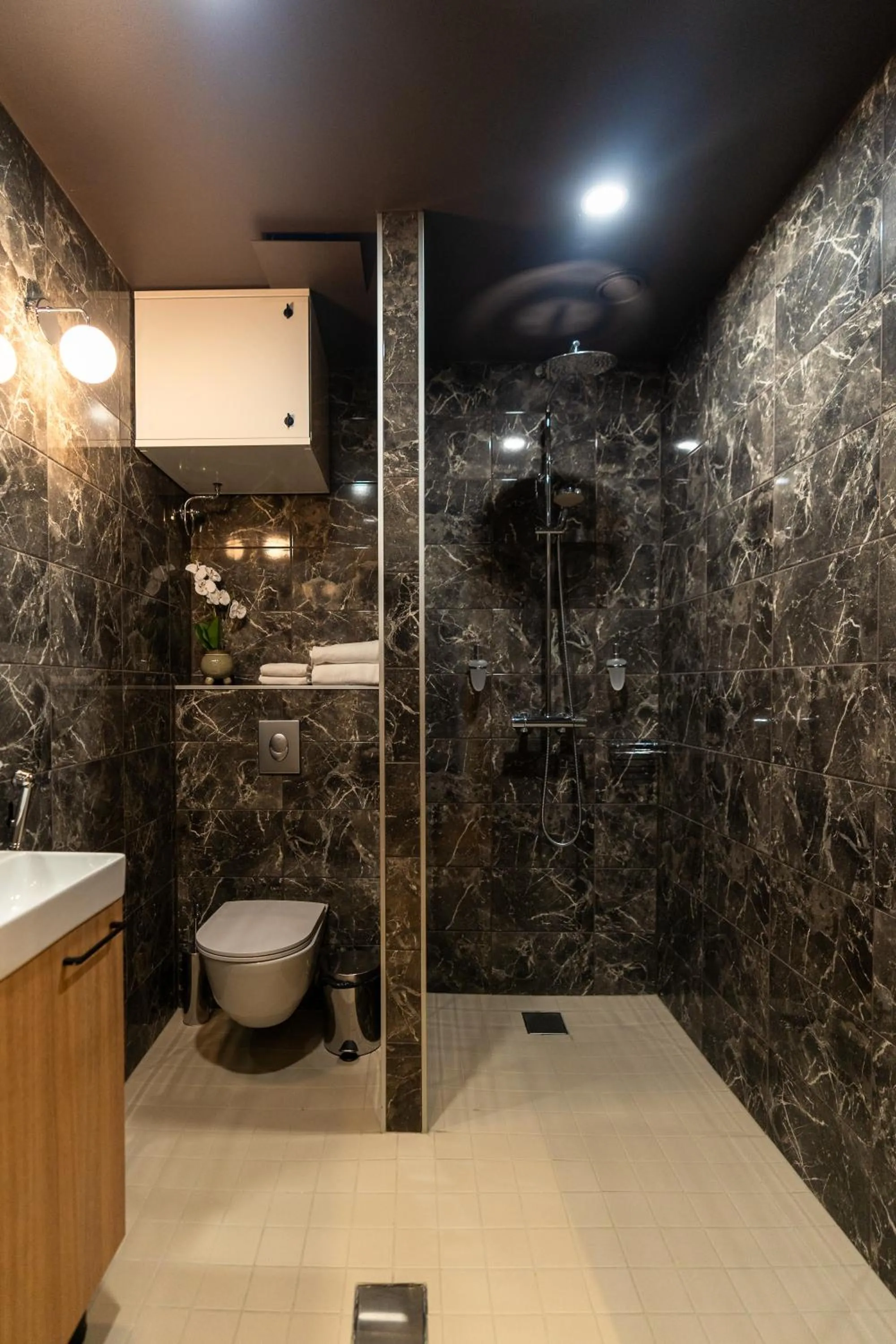 Shower in Postmaster Hotel