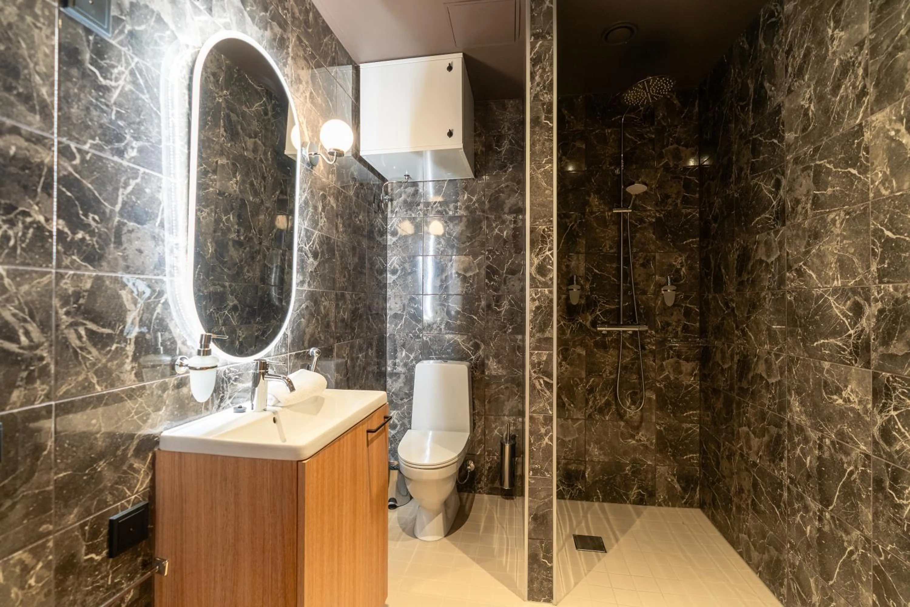 Shower in Postmaster Hotel