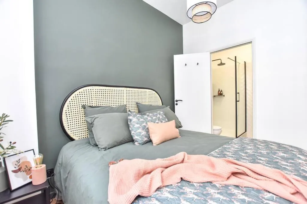 Bed in Charming Flat in Montmartre - Imhost
