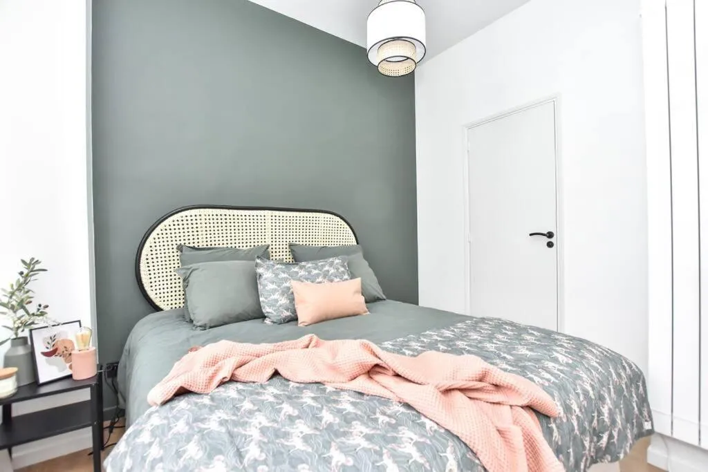 Bed in Charming Flat in Montmartre - Imhost
