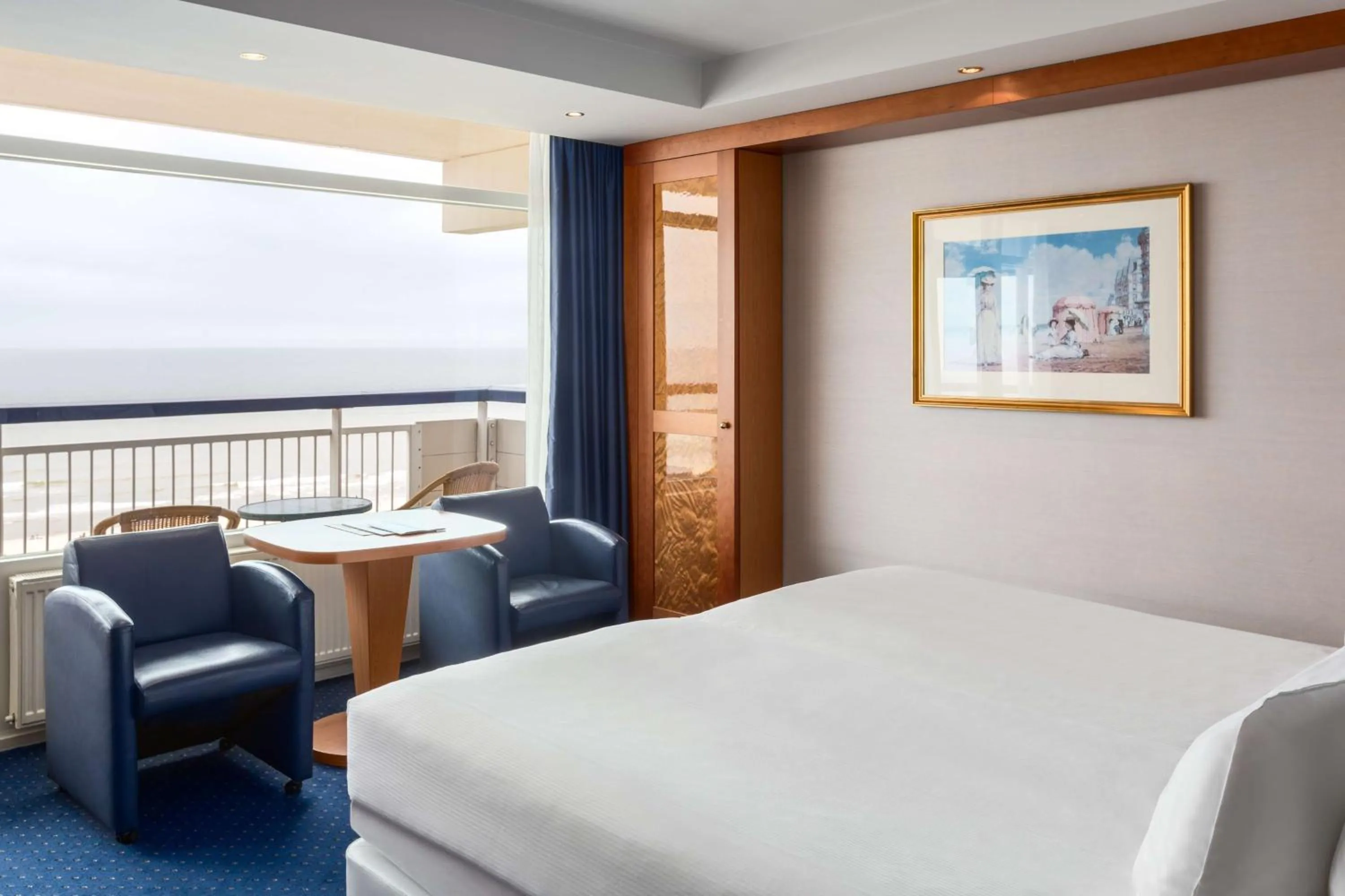 Photo of the whole room, Bed in NH Atlantic Den Haag