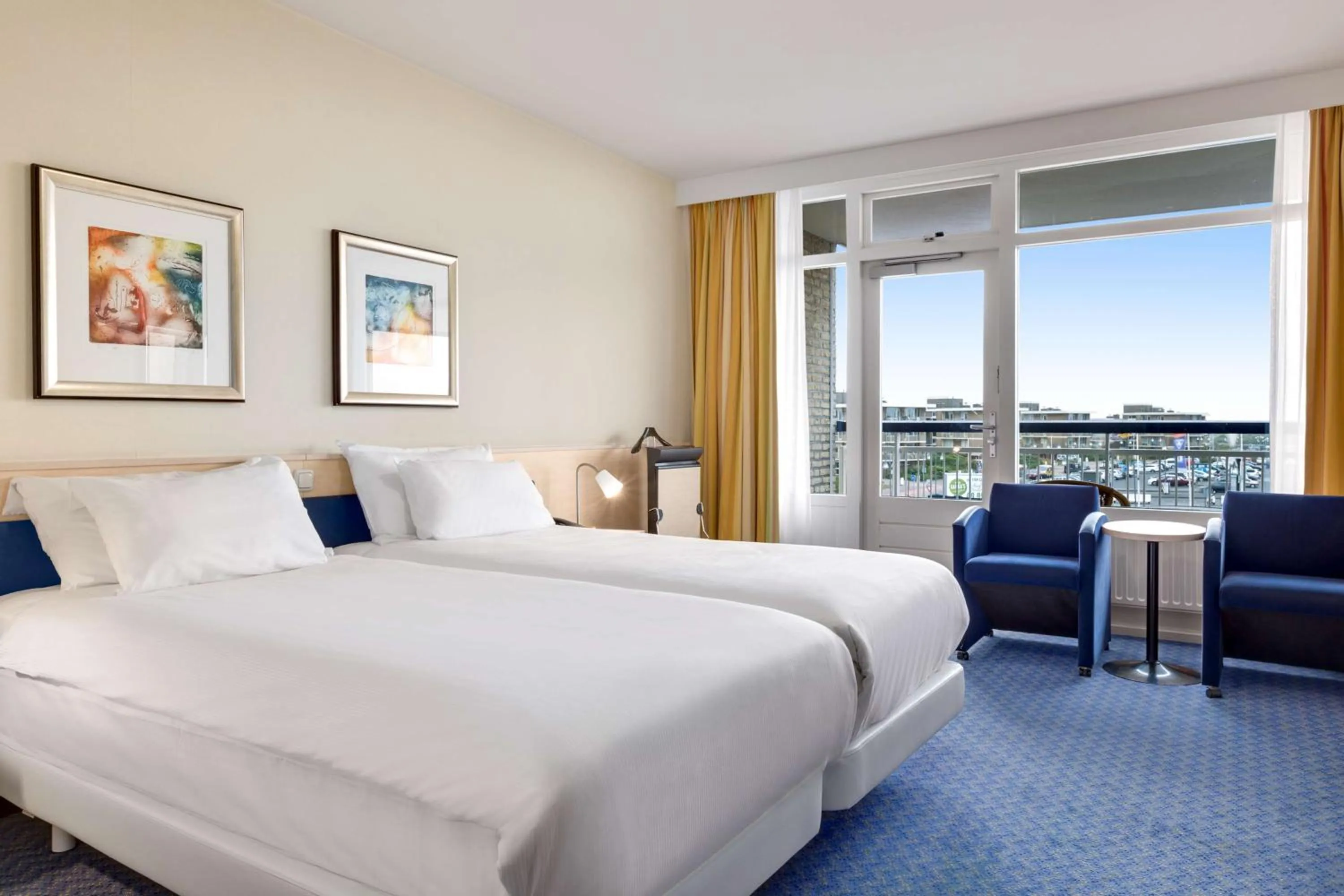 Photo of the whole room, Bed in NH Atlantic Den Haag