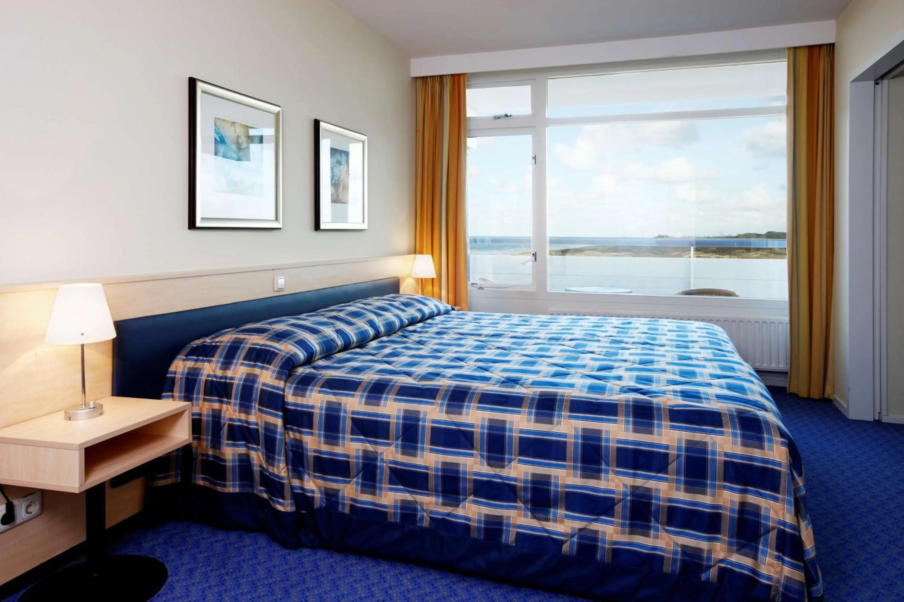 Photo of the whole room, Bed in NH Atlantic Den Haag