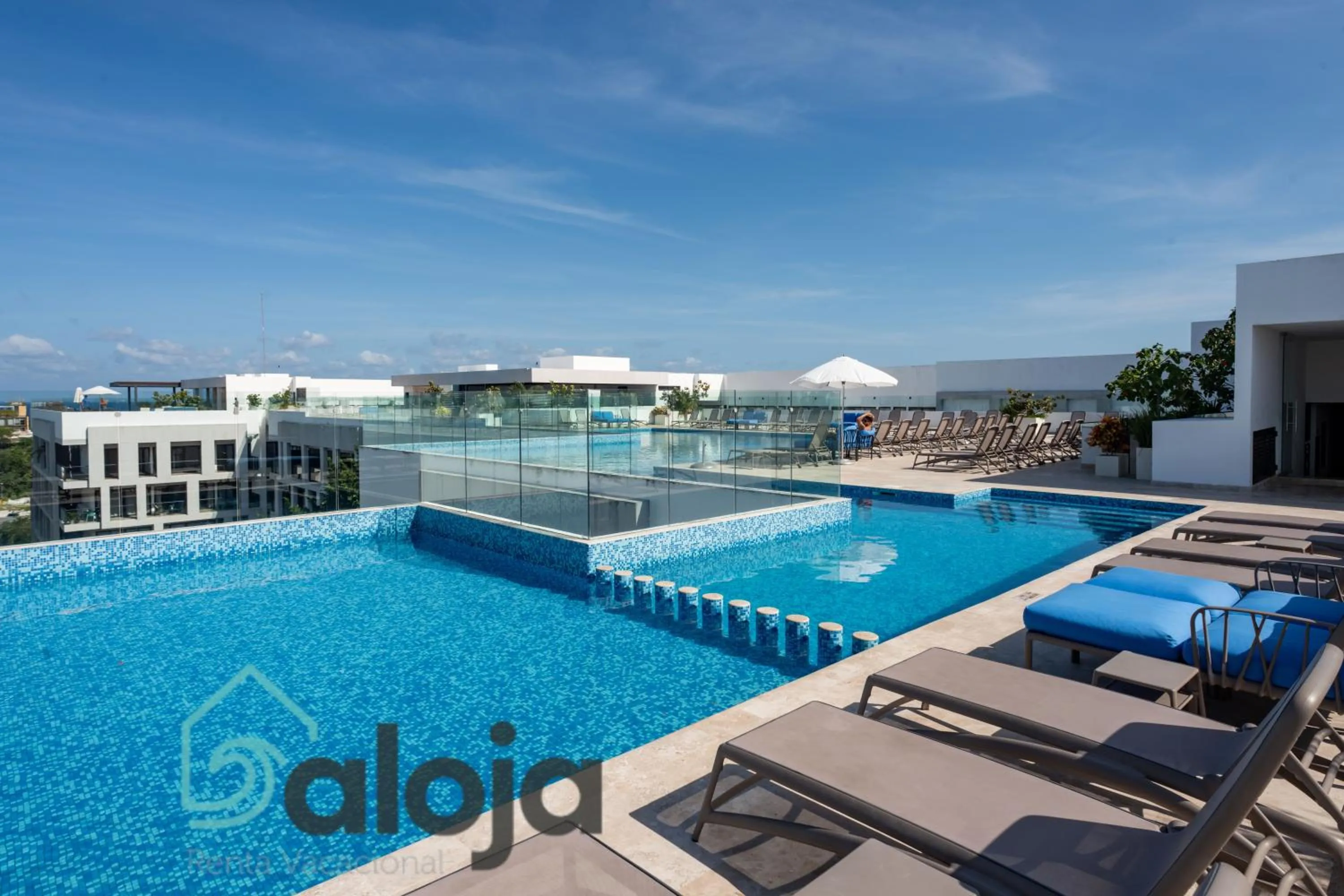 Pool view in Ipana condo unos pasos de 5ta Avenida