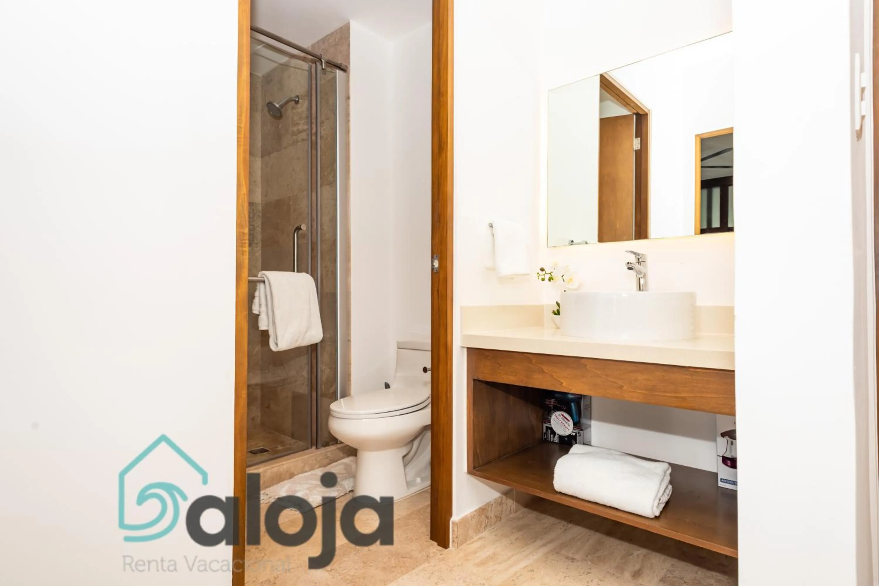 Bathroom in Ipana condo unos pasos de 5ta Avenida