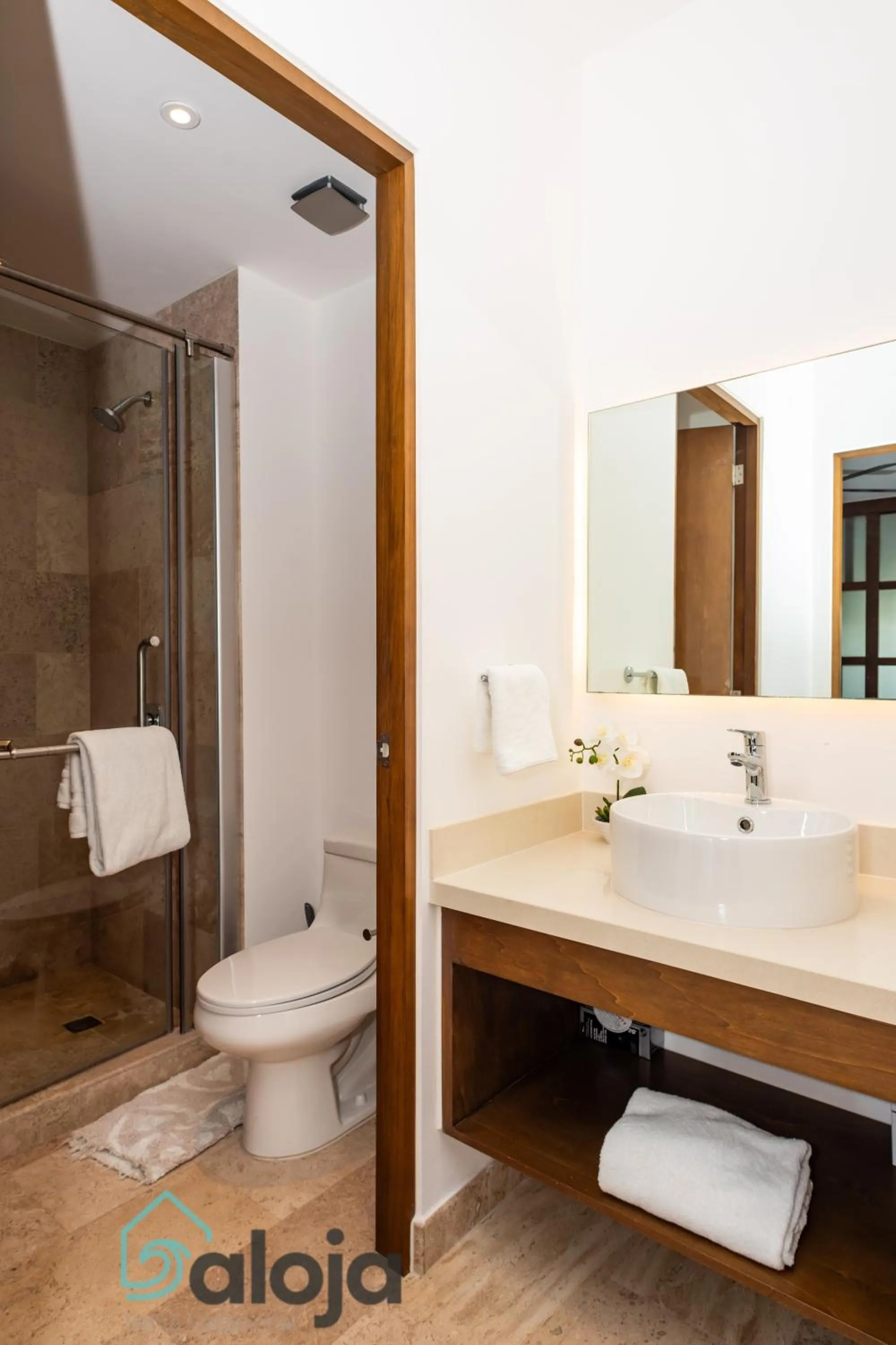 Bathroom in Ipana condo unos pasos de 5ta Avenida