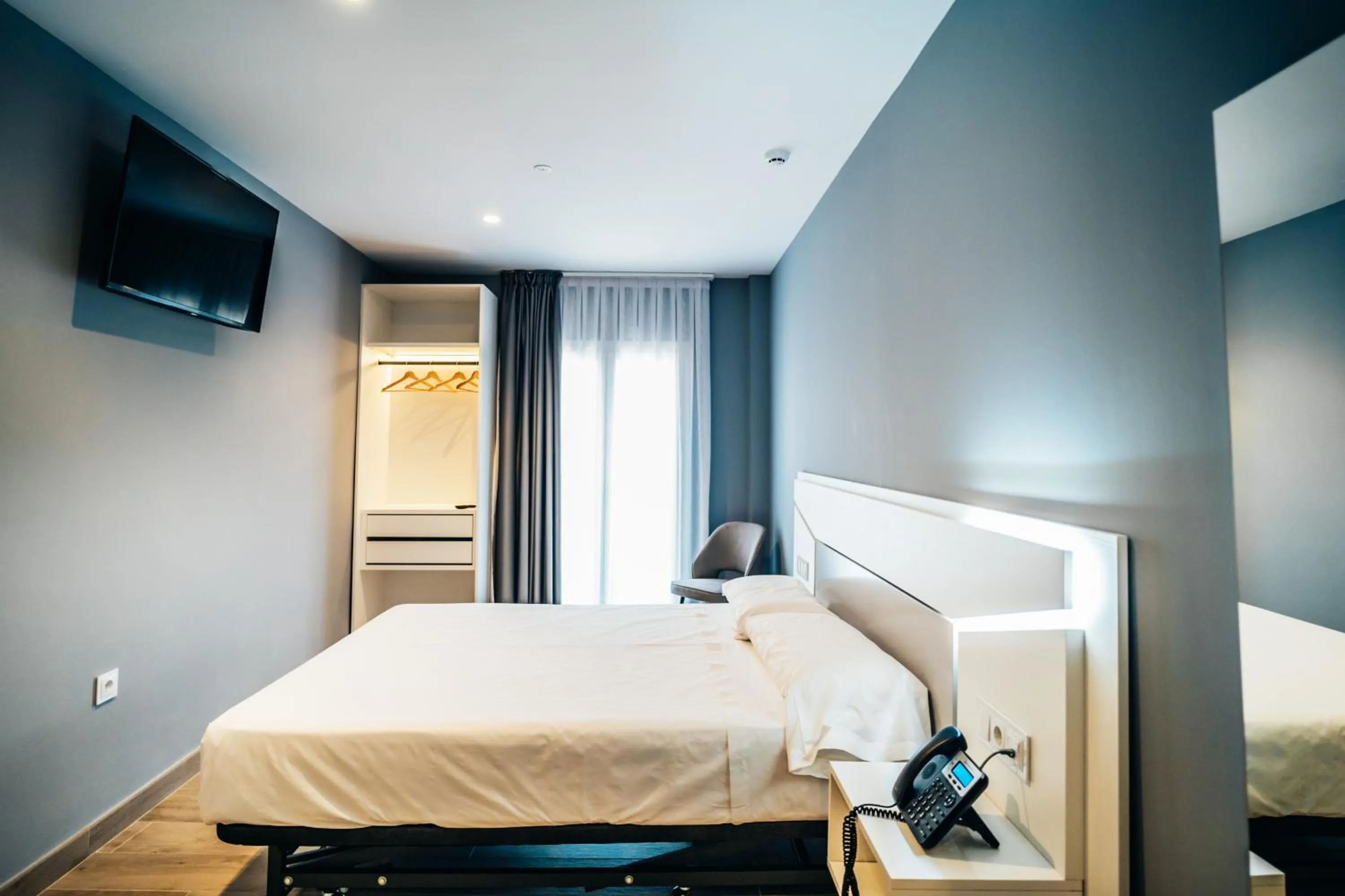 Balcony/Terrace, Bed in Arevalos Hotel