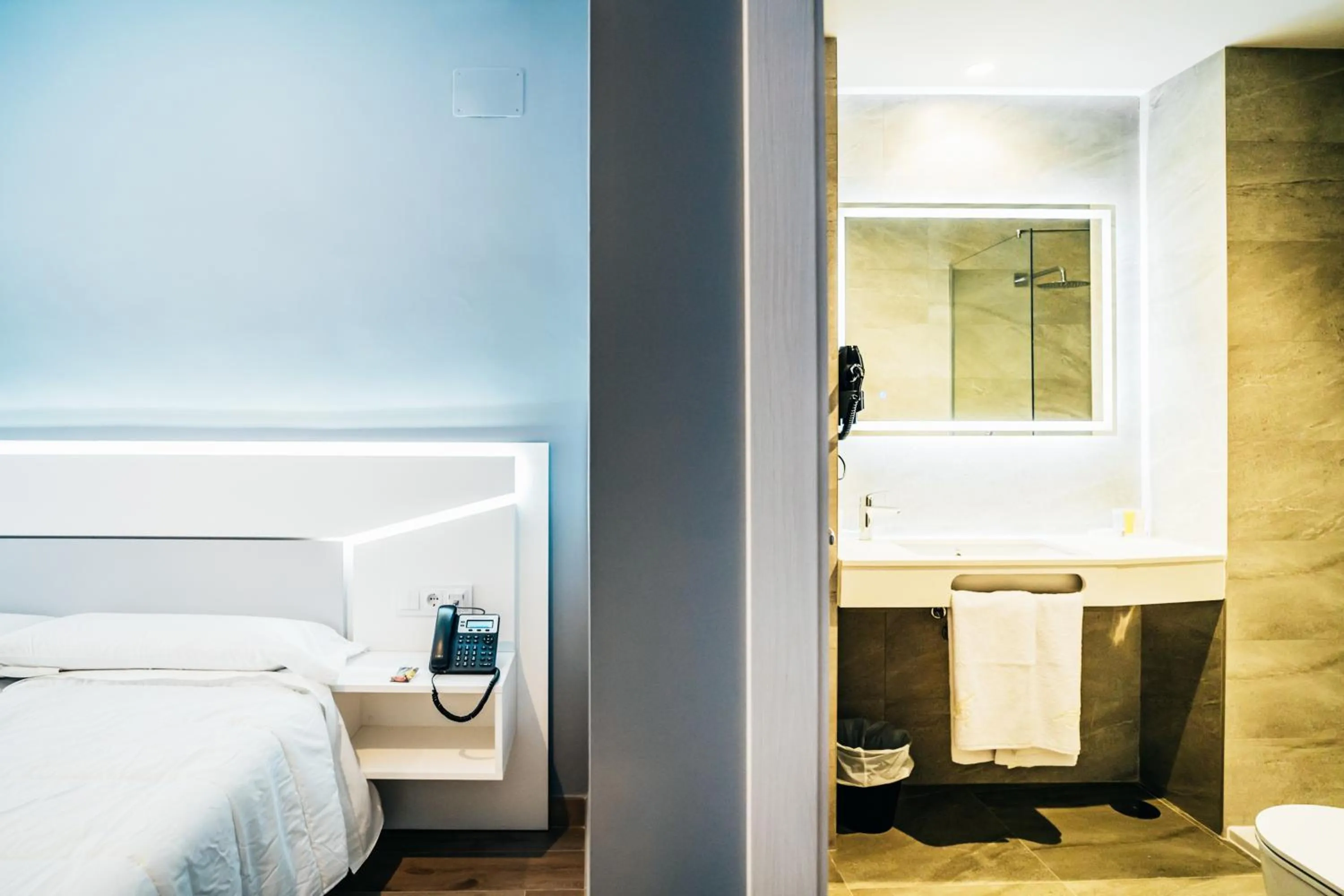 Shower, Bathroom in Arevalos Hotel