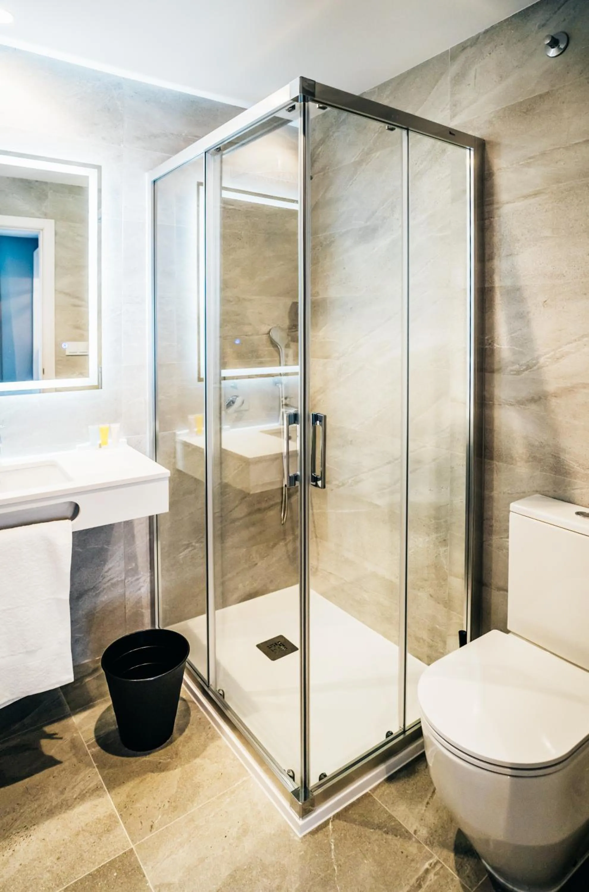 Shower, Bathroom in Arevalos Hotel