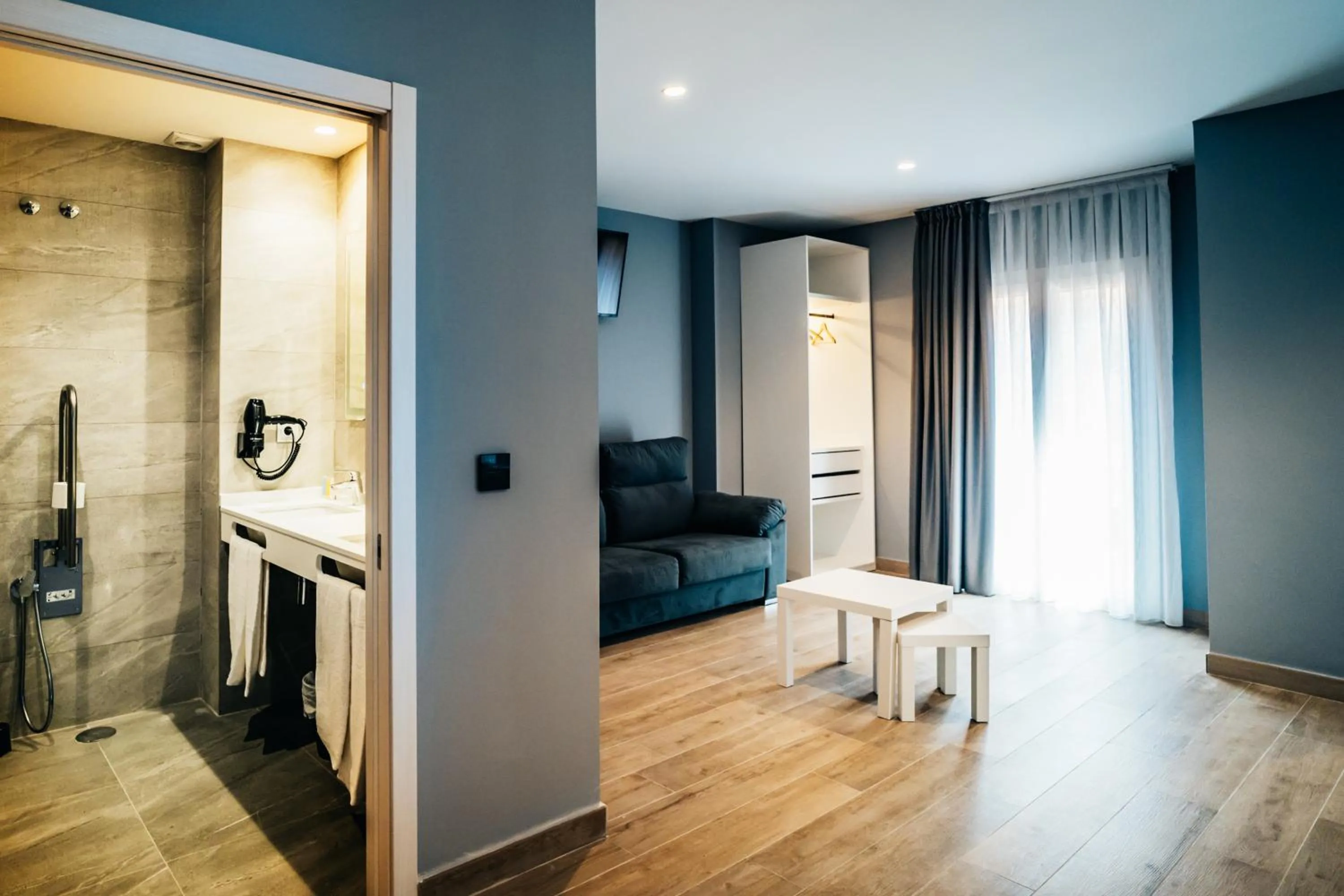 Shower, Seating Area in Arevalos Hotel