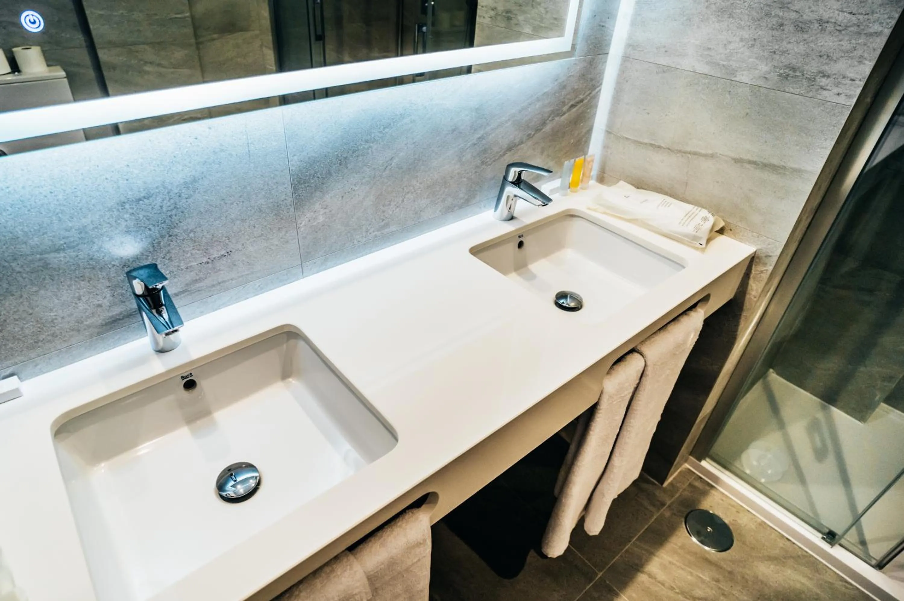 Shower, Bathroom in Arevalos Hotel