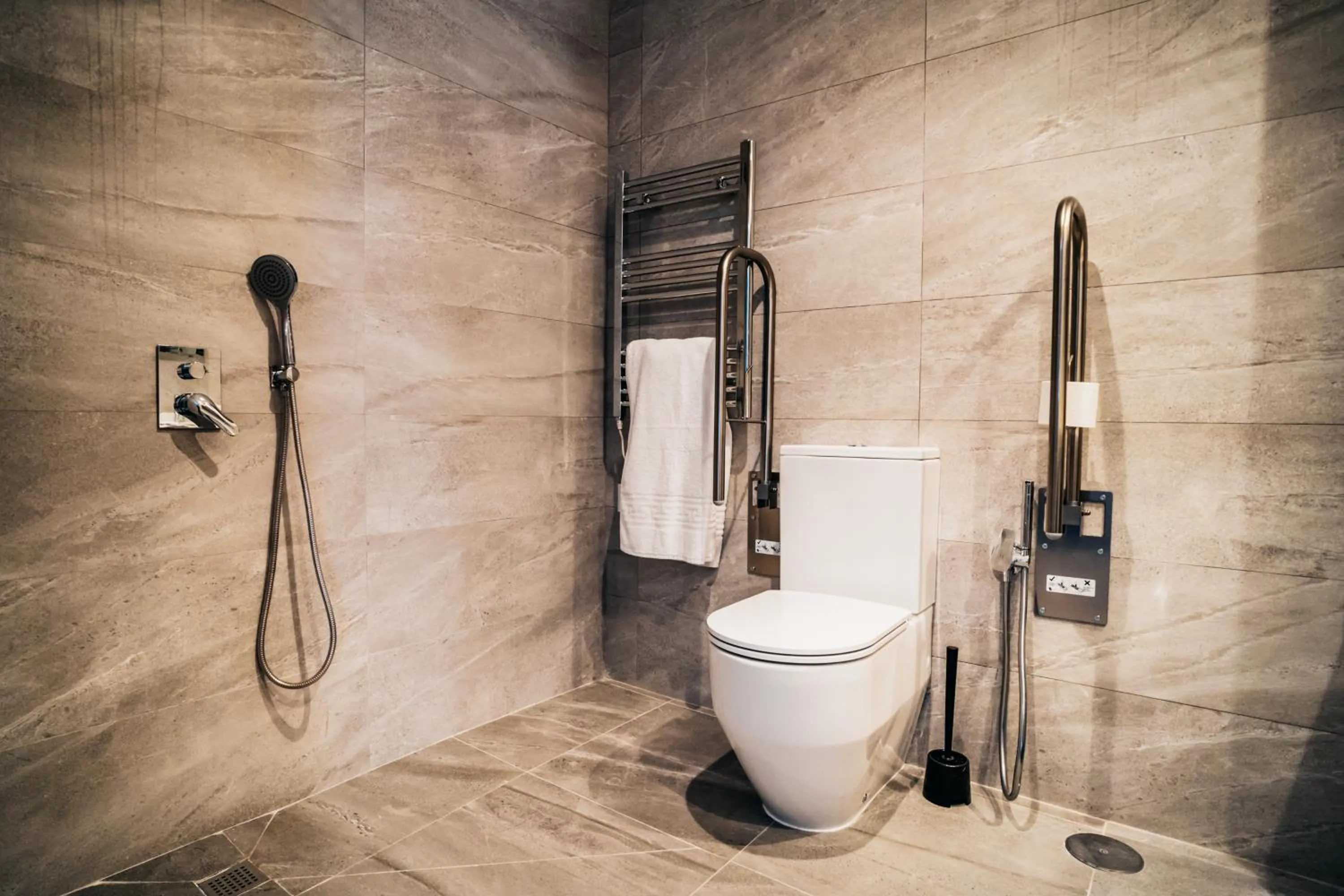 Shower, Bathroom in Arevalos Hotel