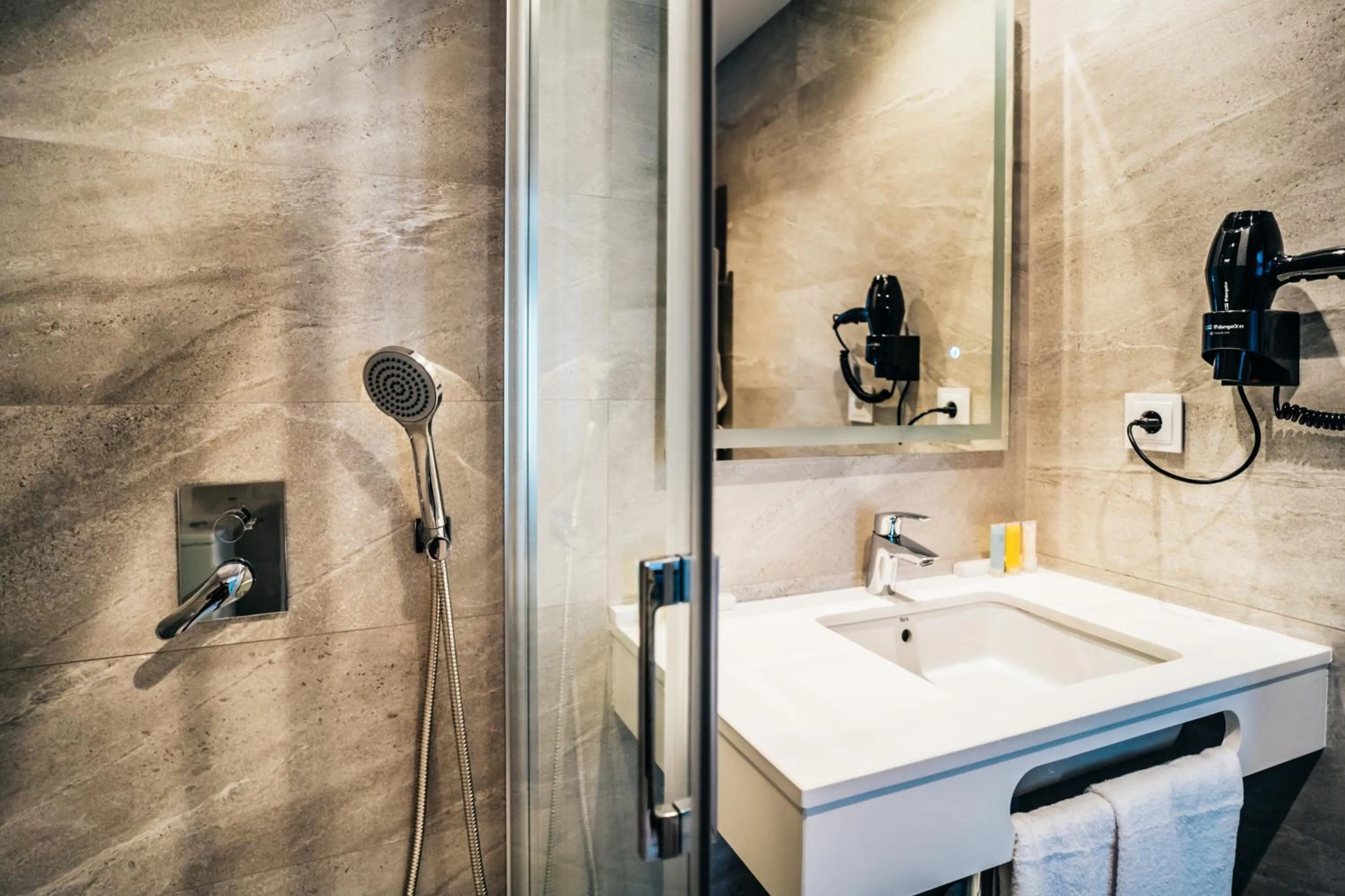 Shower, Bathroom in Arevalos Hotel