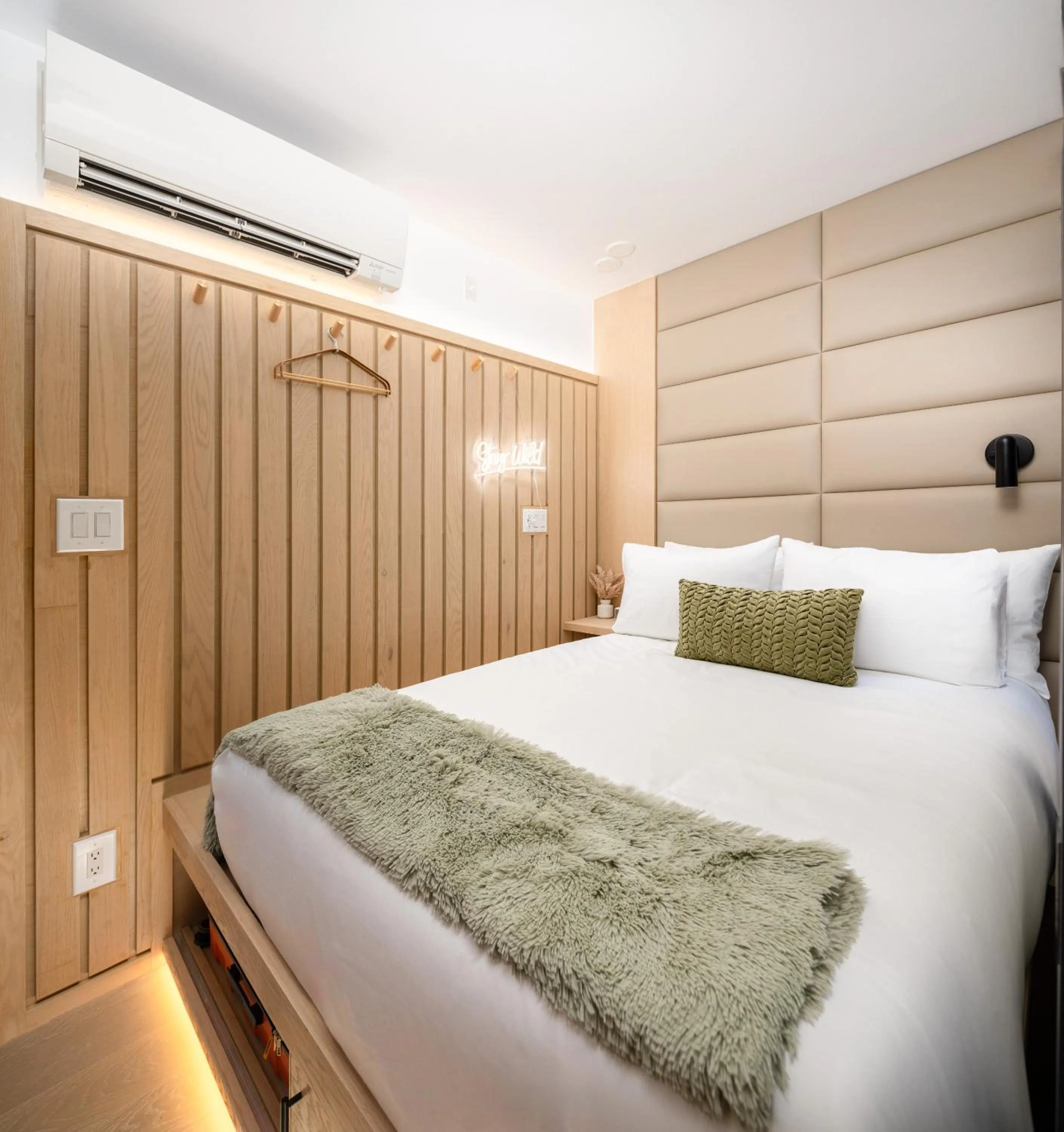 Bedroom, Bed in Little Charlie Hotel