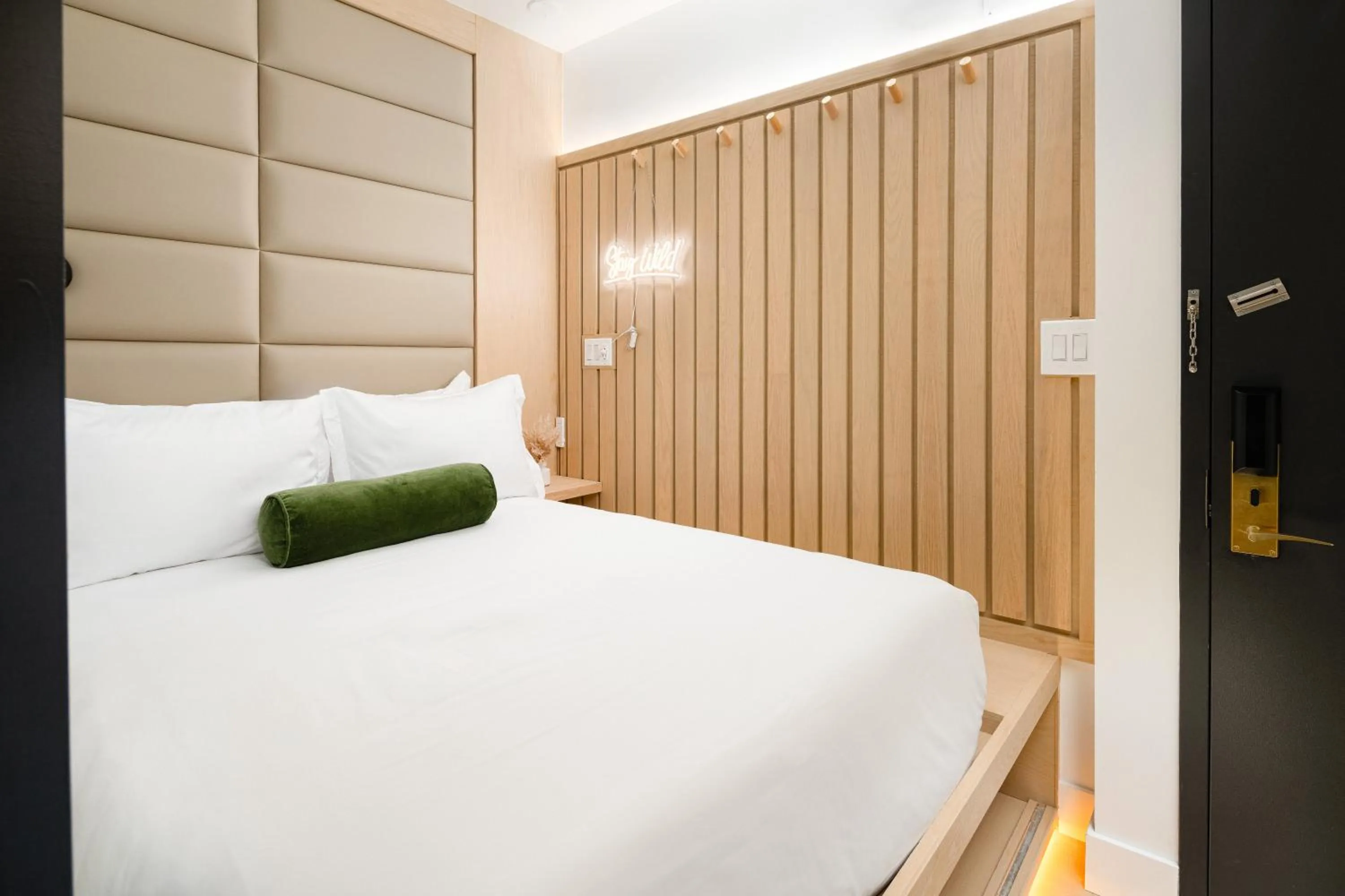 Bedroom, Bed in Little Charlie Hotel