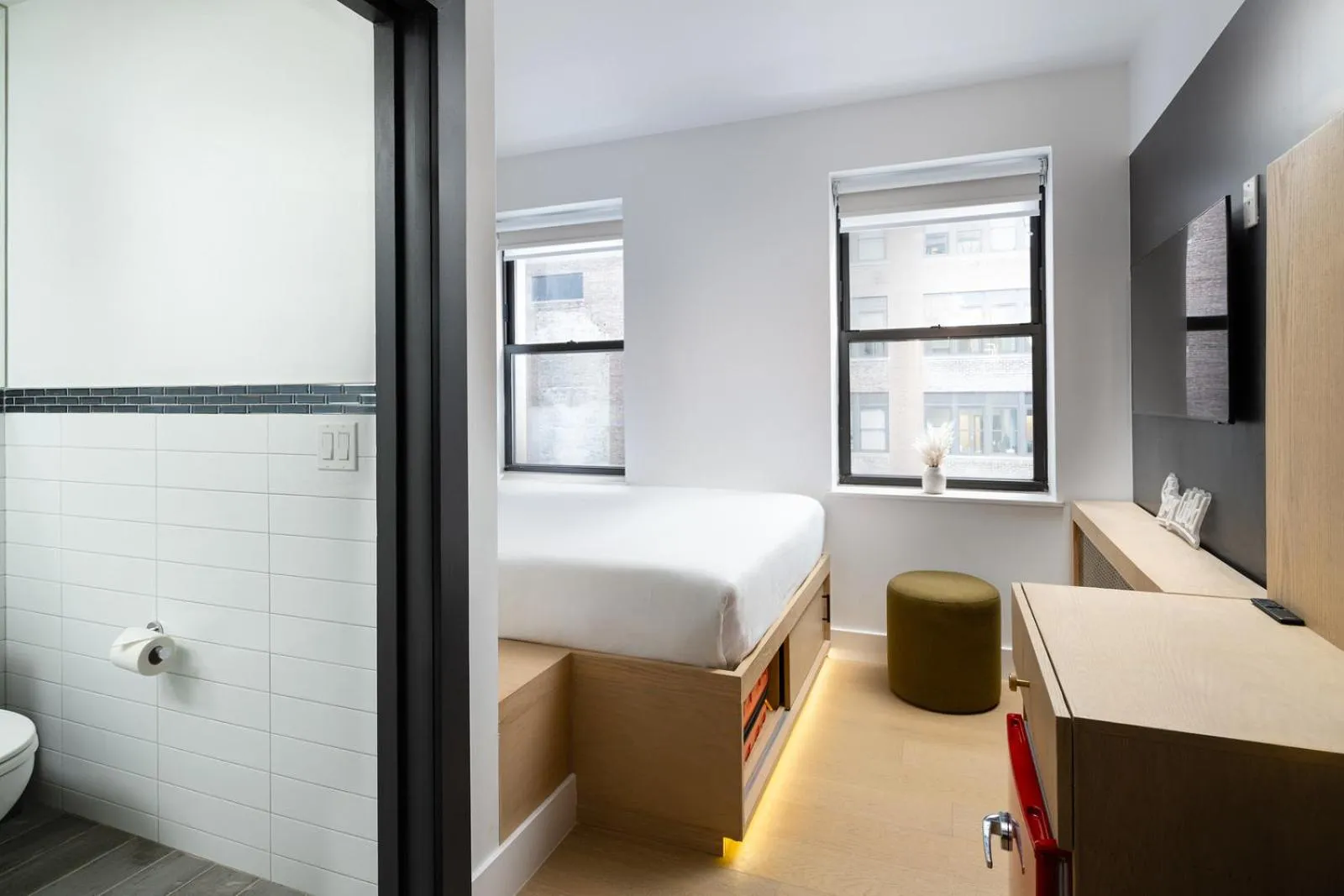 Photo of the whole room, Bed in Little Charlie Hotel