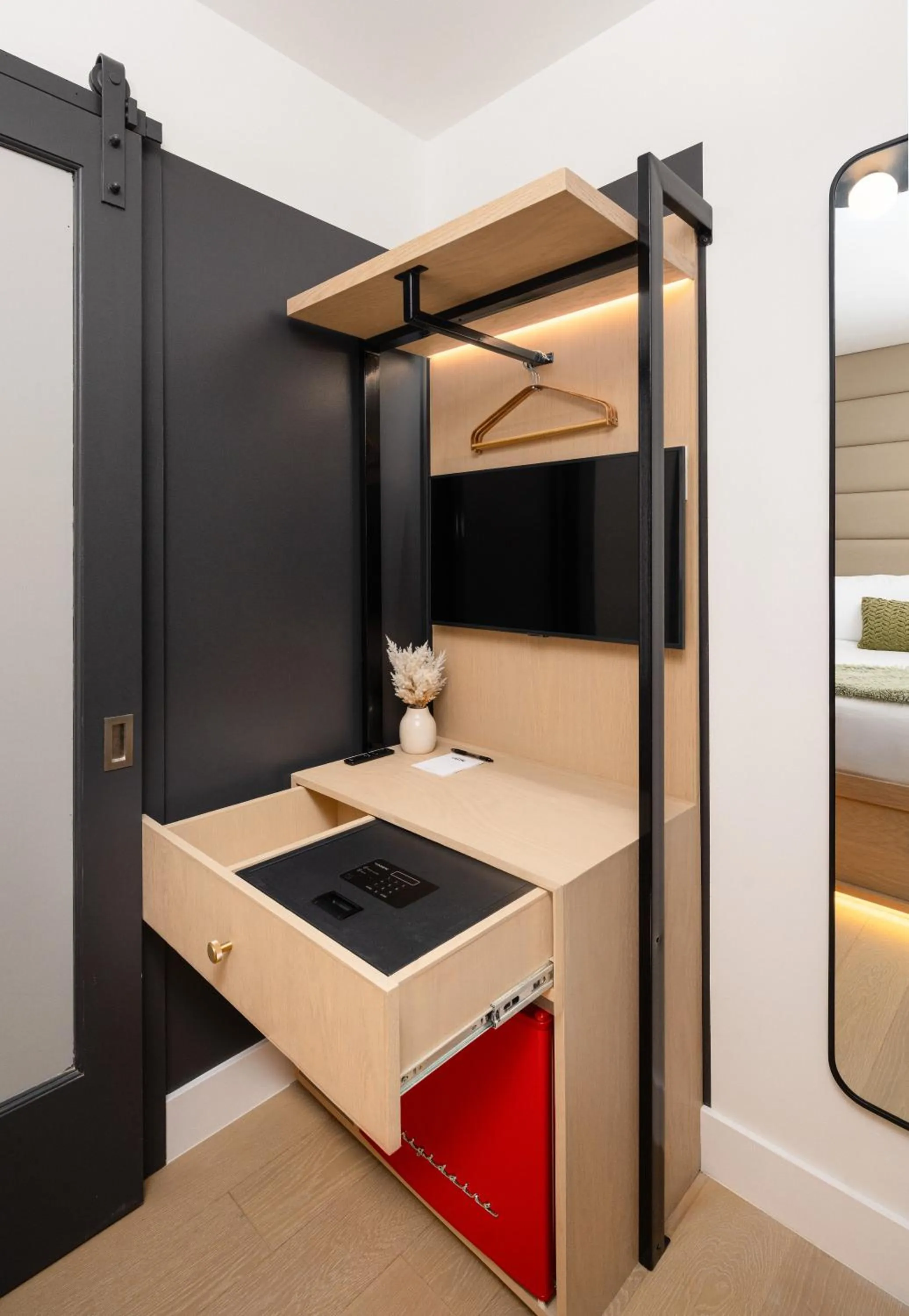 Photo of the whole room, Bed in Little Charlie Hotel