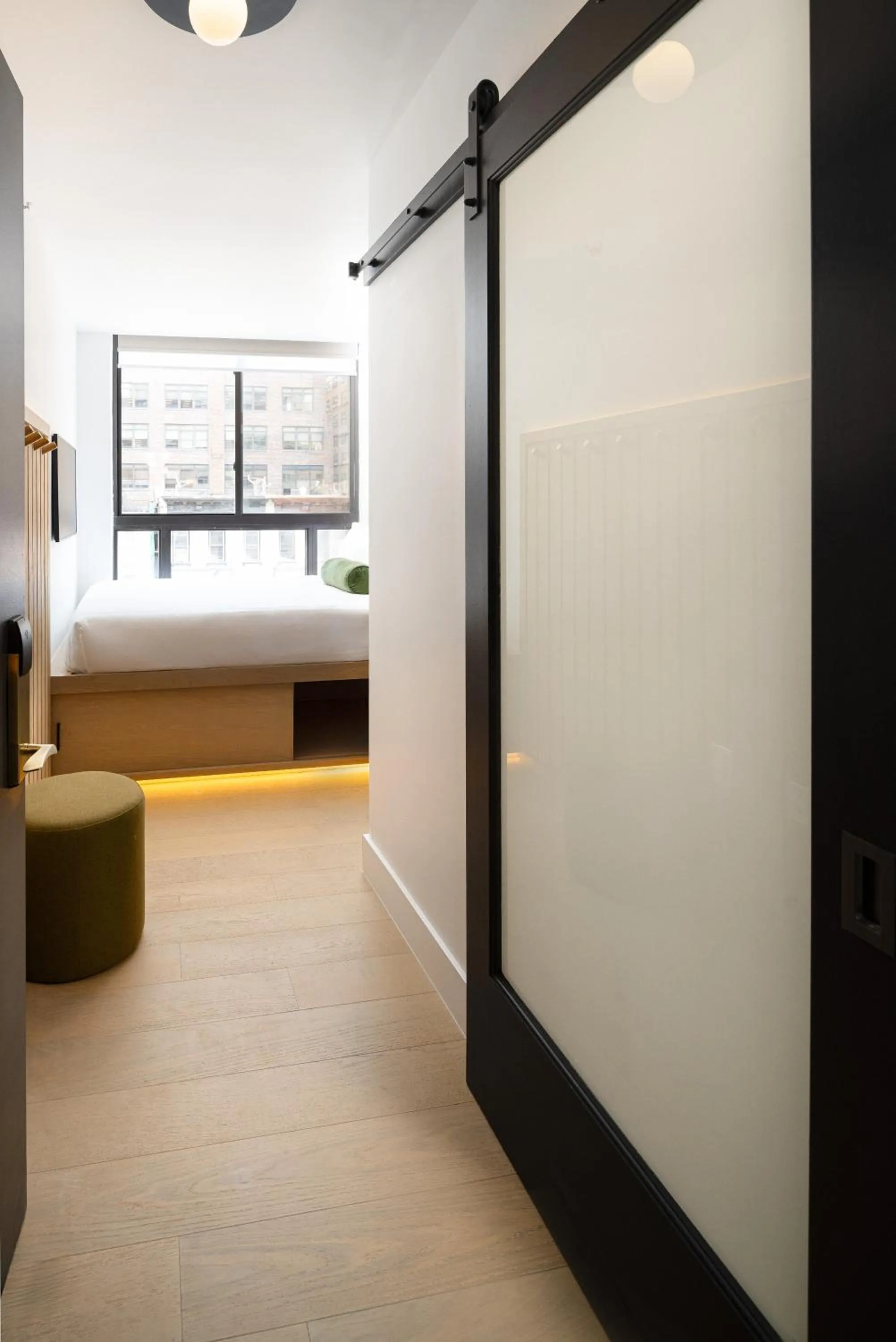 Photo of the whole room, Bed in Little Charlie Hotel