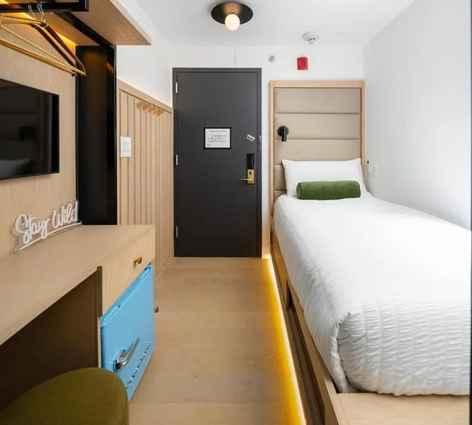 Photo of the whole room, Bed in Little Charlie Hotel