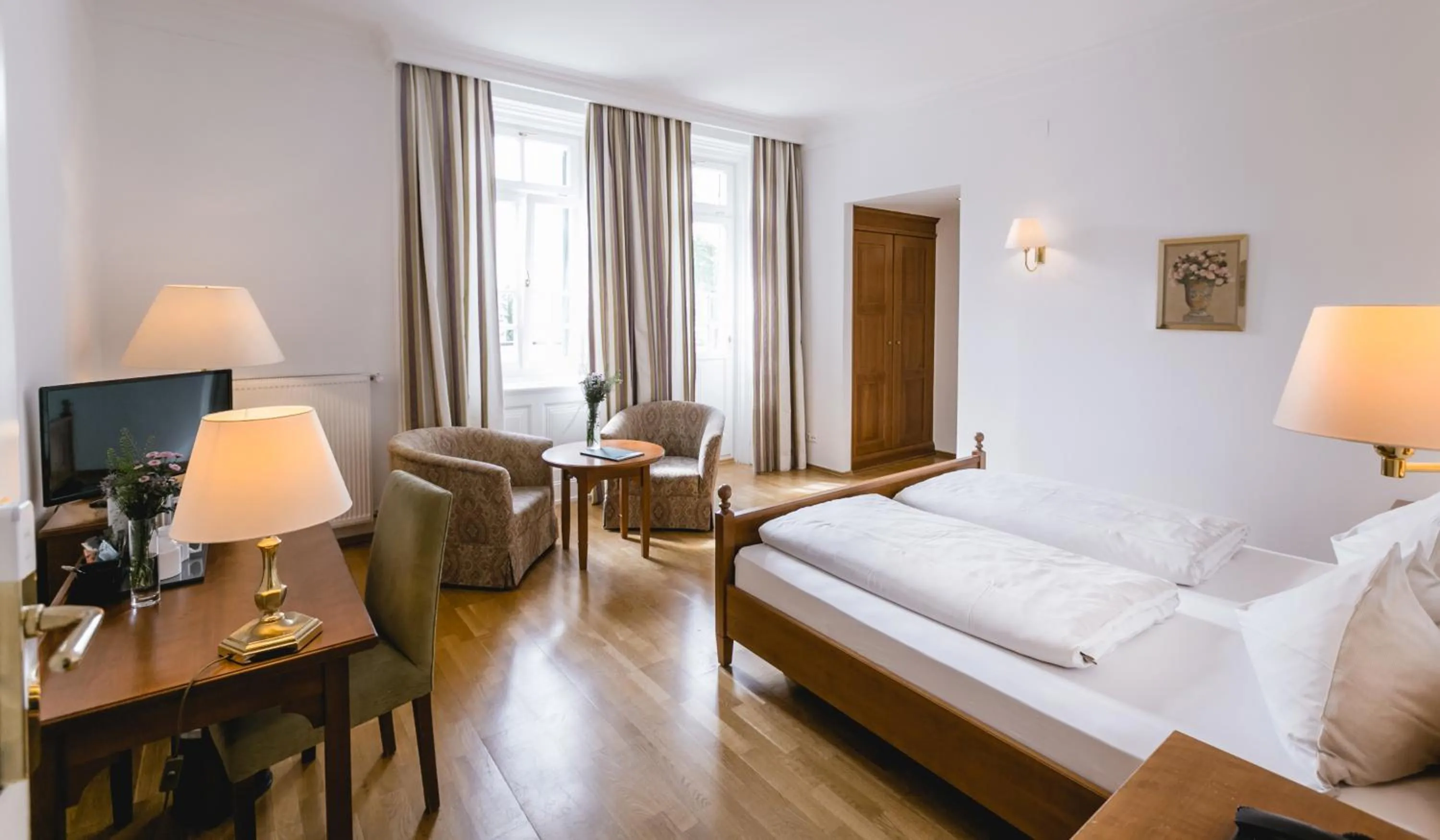 Photo of the whole room, Bed in Seehotel Billroth