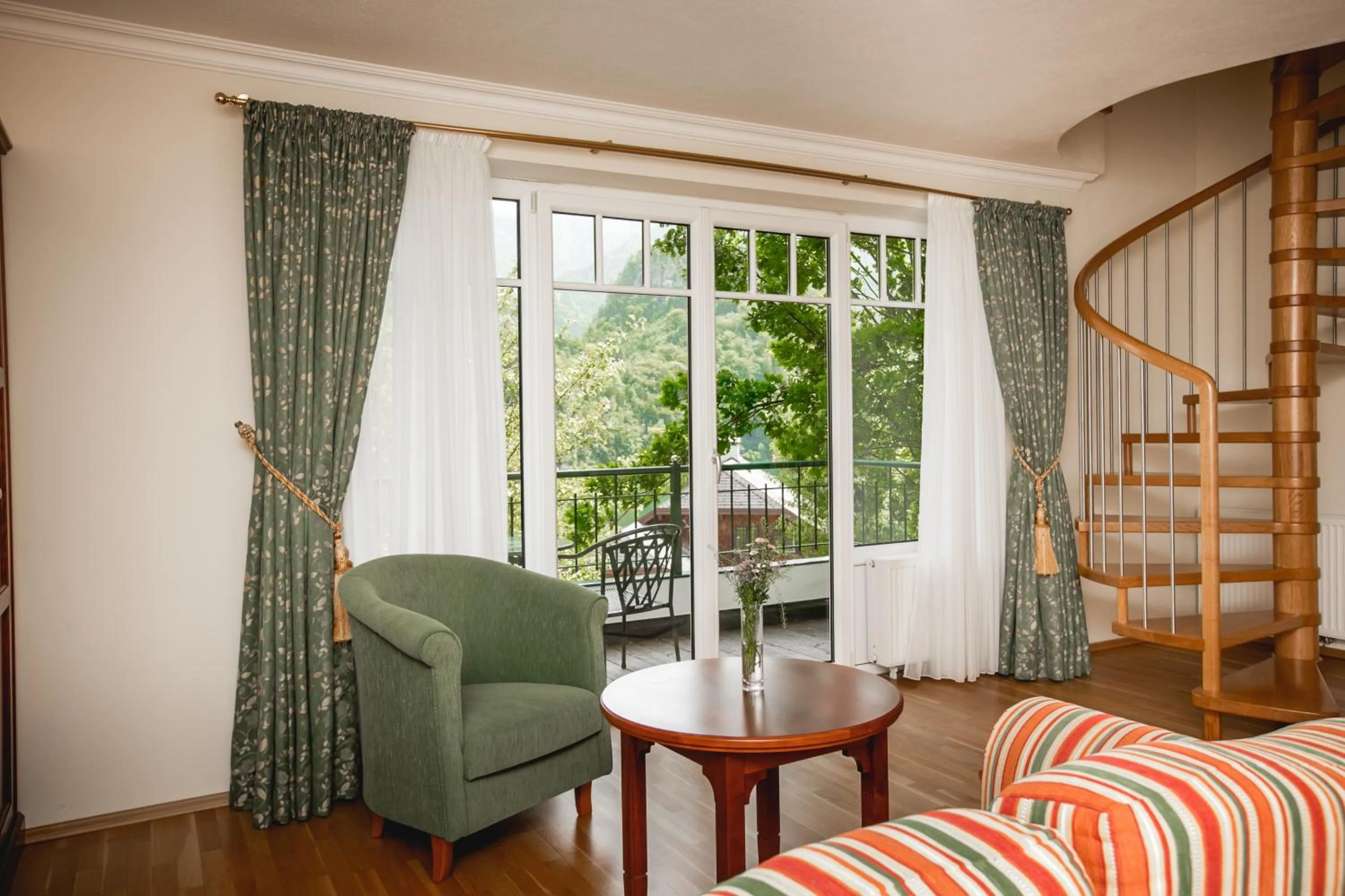 Seating area in Seehotel Billroth