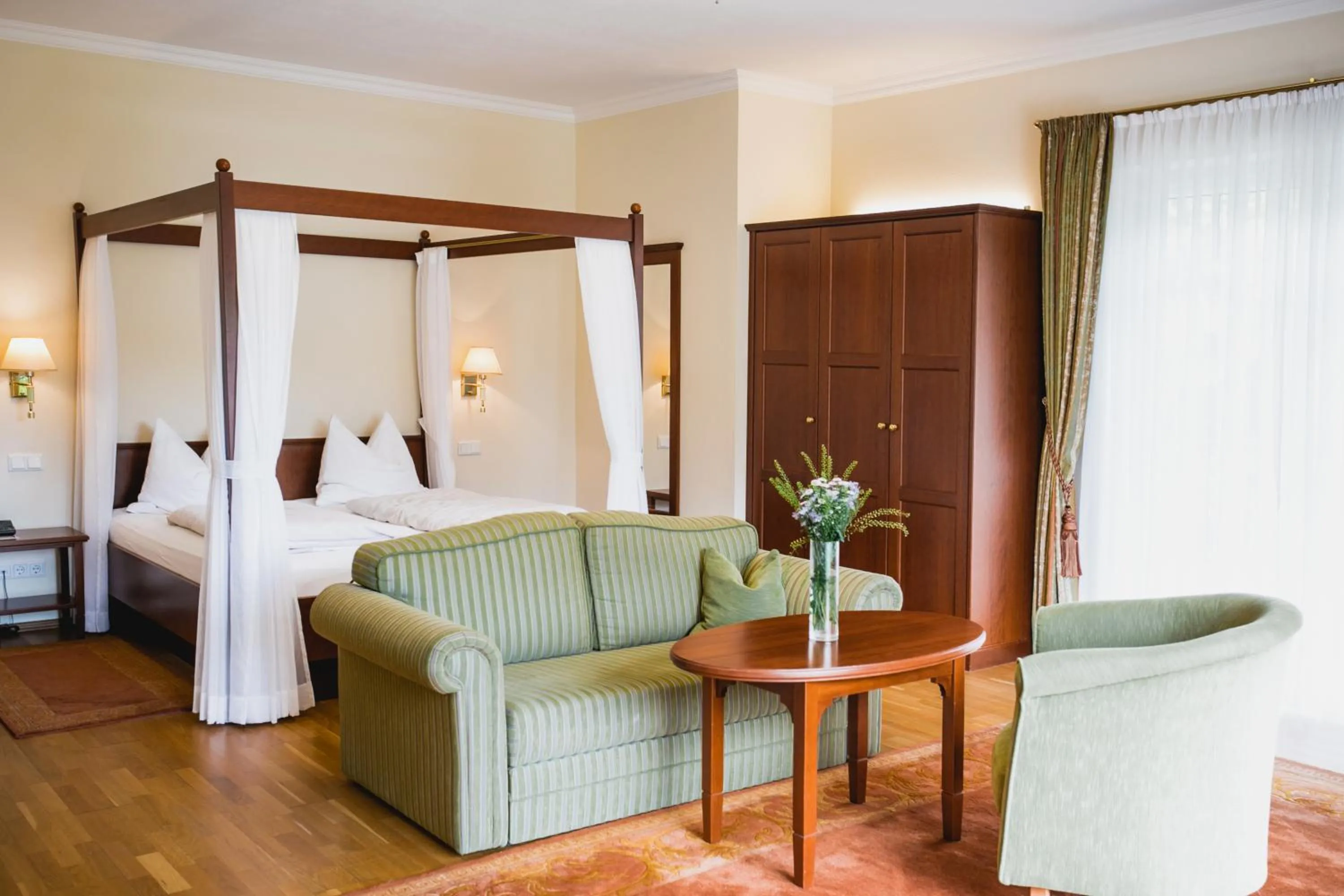 Photo of the whole room, Bed in Seehotel Billroth